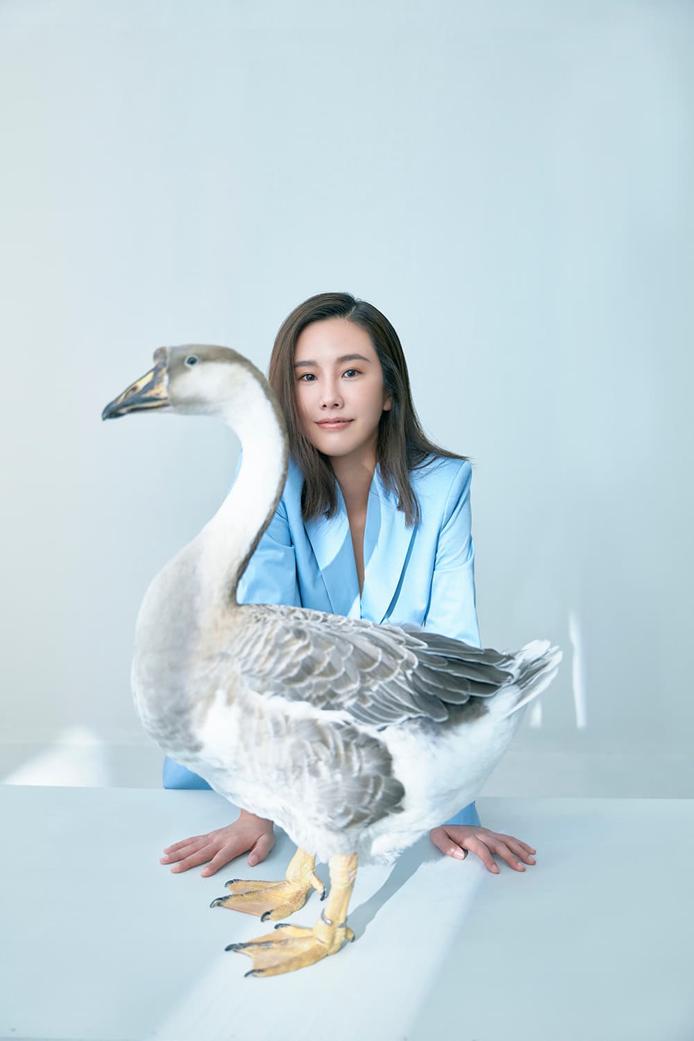 被鵝「奶糖」狂啃頭髮，黃心娣的頭因而沾滿鵝的口水。（周子娛樂提供）