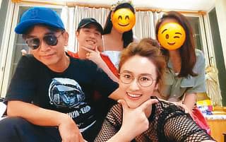 吳宗憲日前秀出與4名子女的合照,看起來幸福洋溢。(翻攝吳宗憲Jacky Wu臉書)