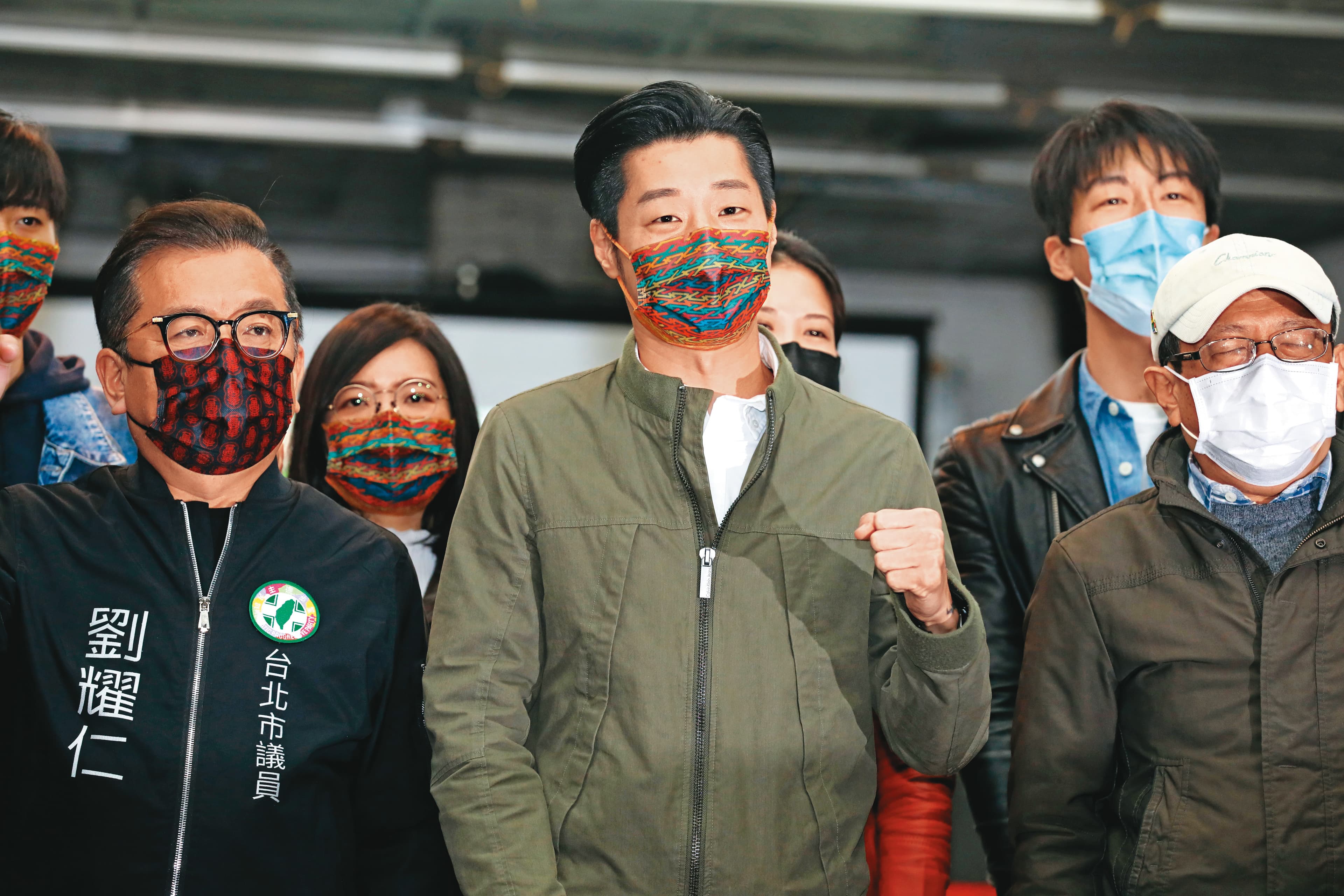 罷昶案投票結果同意票大於不同意票,但距門檻仍差臨門一腳,藍營將矛頭指向黨中央未積極參與。圖為9日開票後,林昶佐出面受訪。