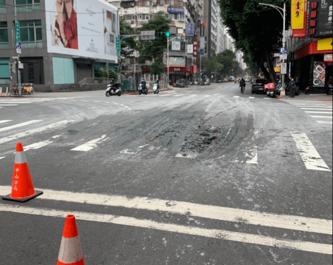 砂石車駕駛未下車察看處理,留下滿地淤泥。(警方提供)