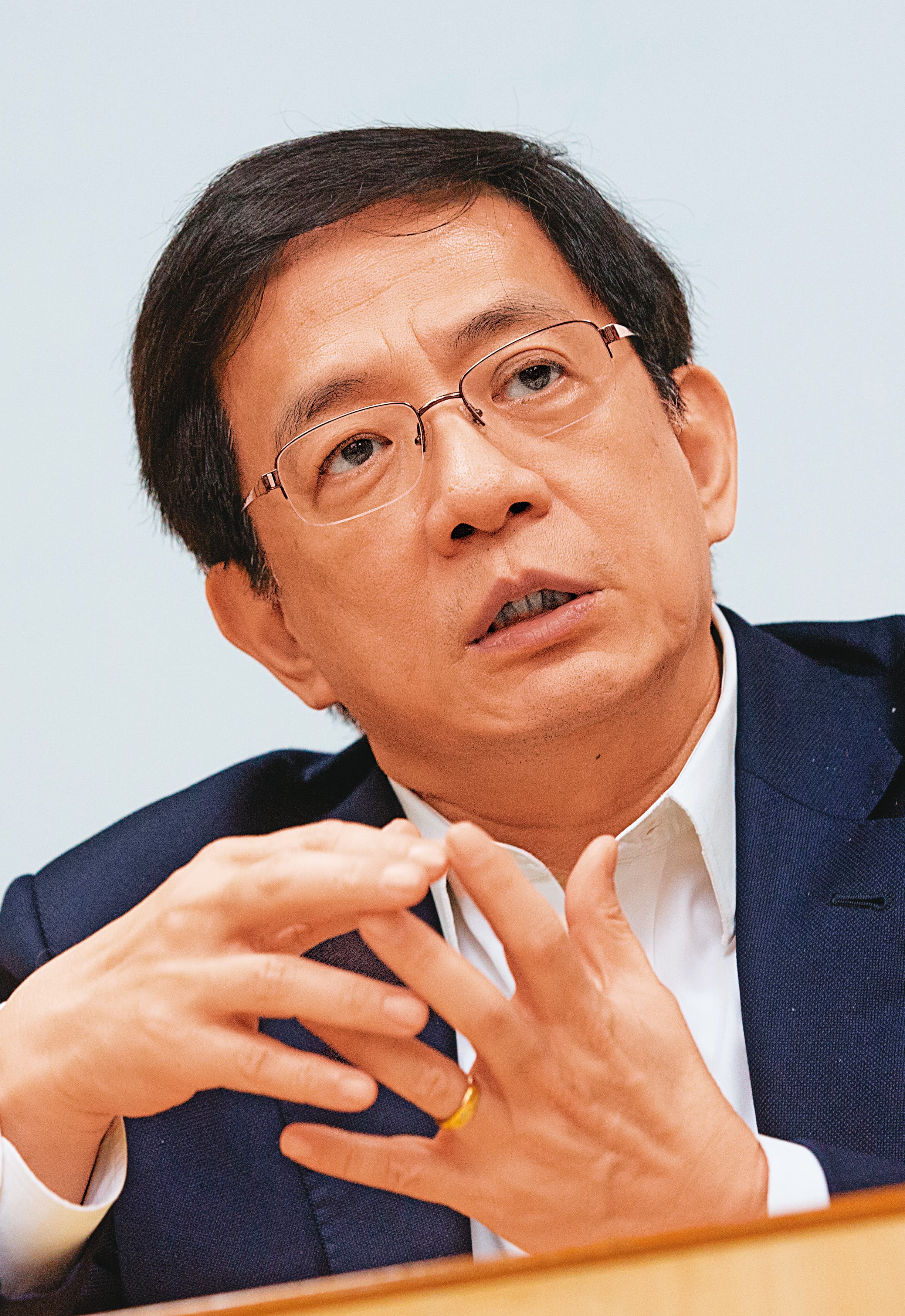 台大校長管中閔匿名替《壹週刊》寫評論曾引發爭議,台灣政府憂心,類似這樣的匿名評論者身分,也可能因港方清算、交易而曝光。