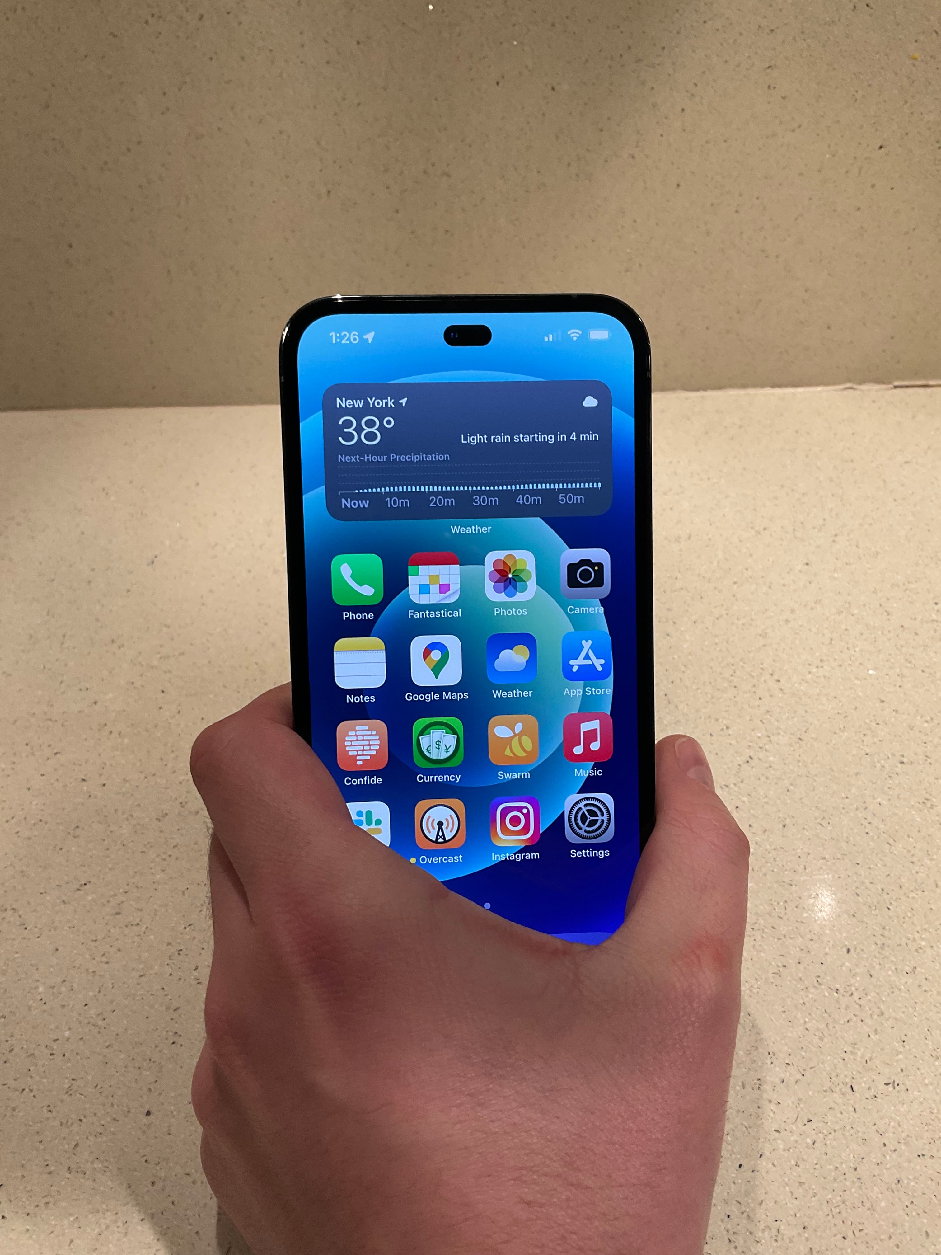 iPhone 14的模型機照片近日在網路上曝光,其標誌性的「瀏海」設計不見了。(翻攝自Jeff Grossman twitter)