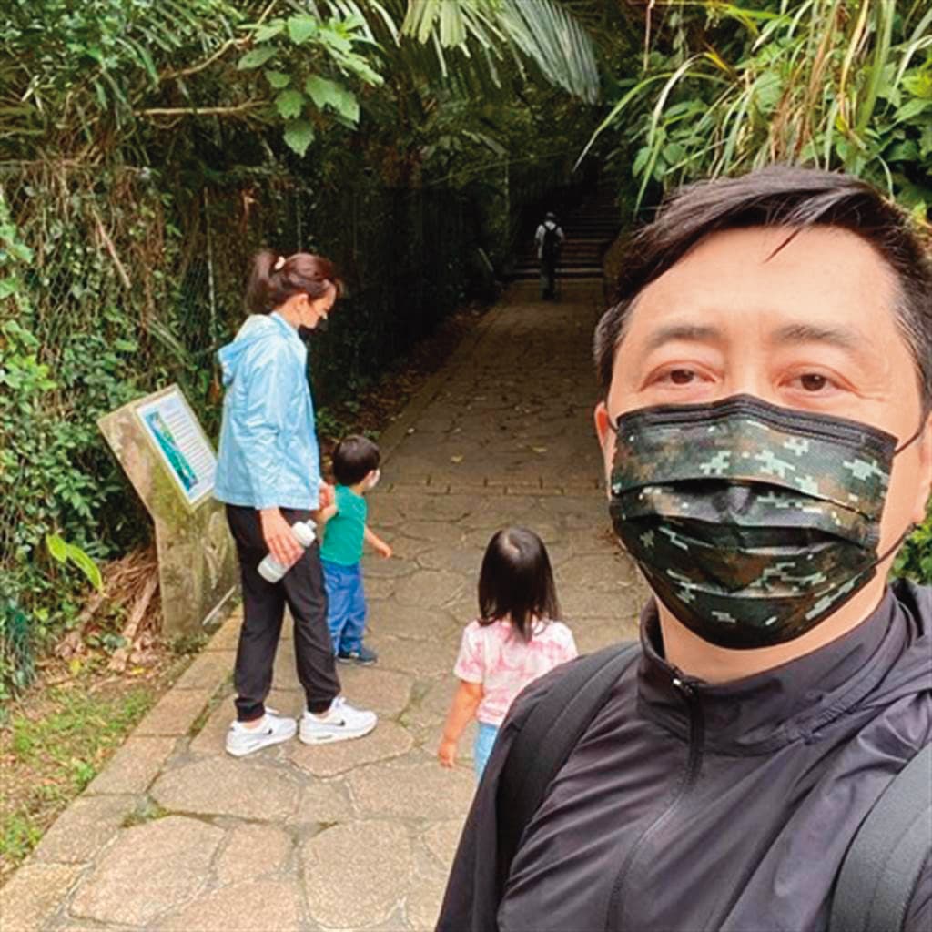 哈林去年罕見曬出全家福的爬山照,卻因全台正處於三級警戒狀態,成為疫情升溫時刻的最壞示範,他也立即刪文道歉。(翻攝自哈林臉書)