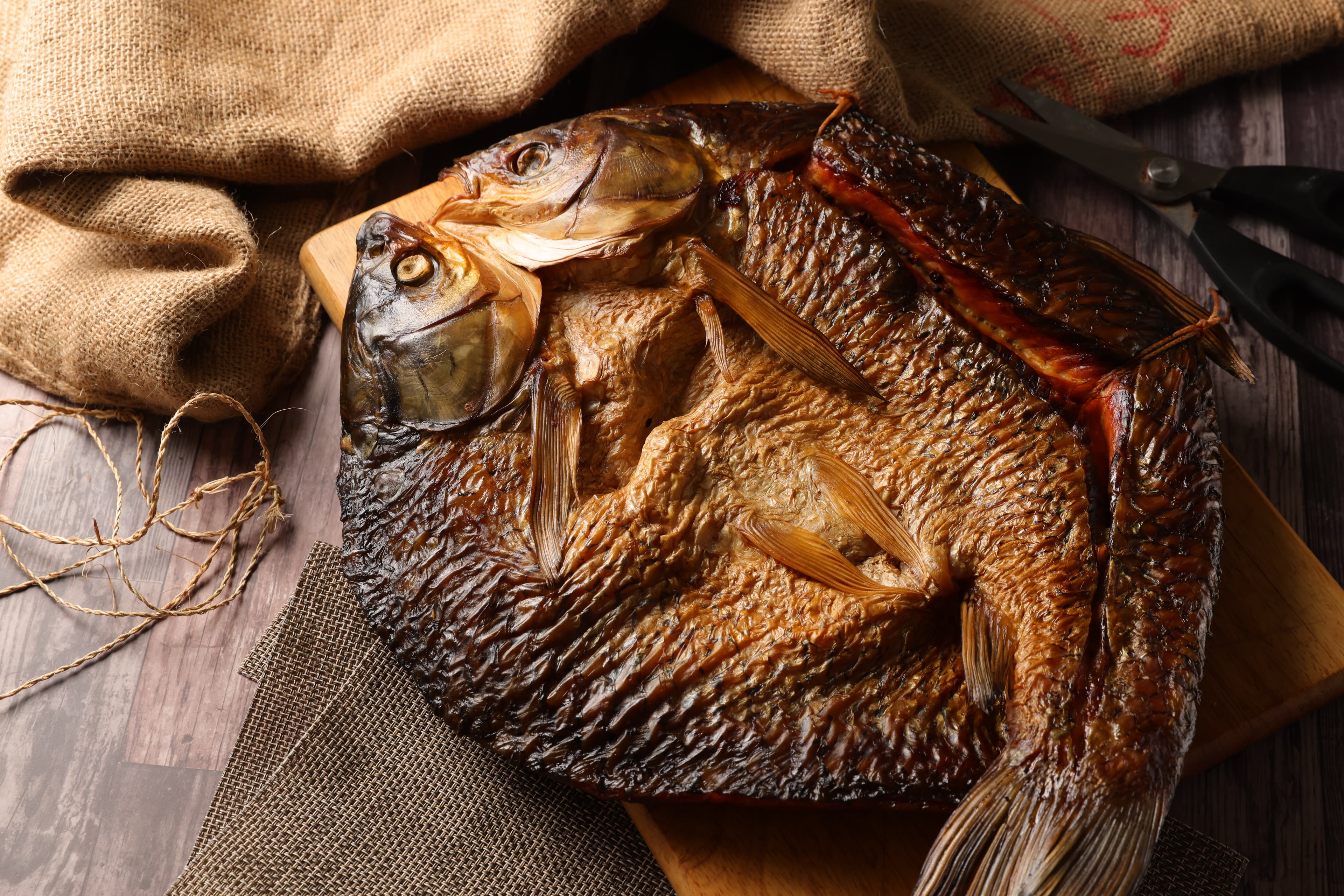 「燻草魚」剪塊蒸熟再炒辣椒，是許多老饕最愛的私房吃法。（570元／斤）