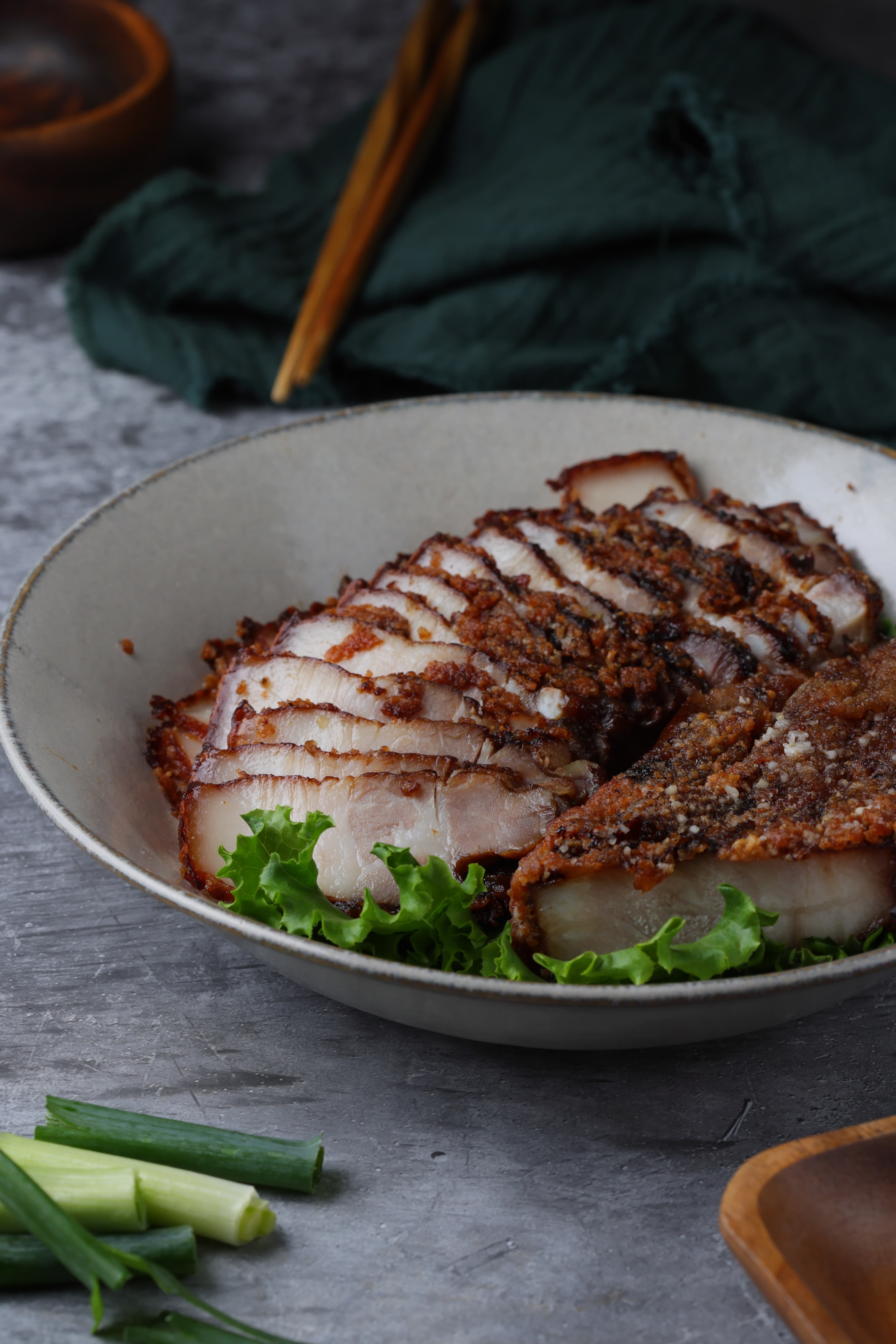 「炸鹹豬肉」外皮噴香，用烤箱簡單復熱就很下飯。（50元／份）