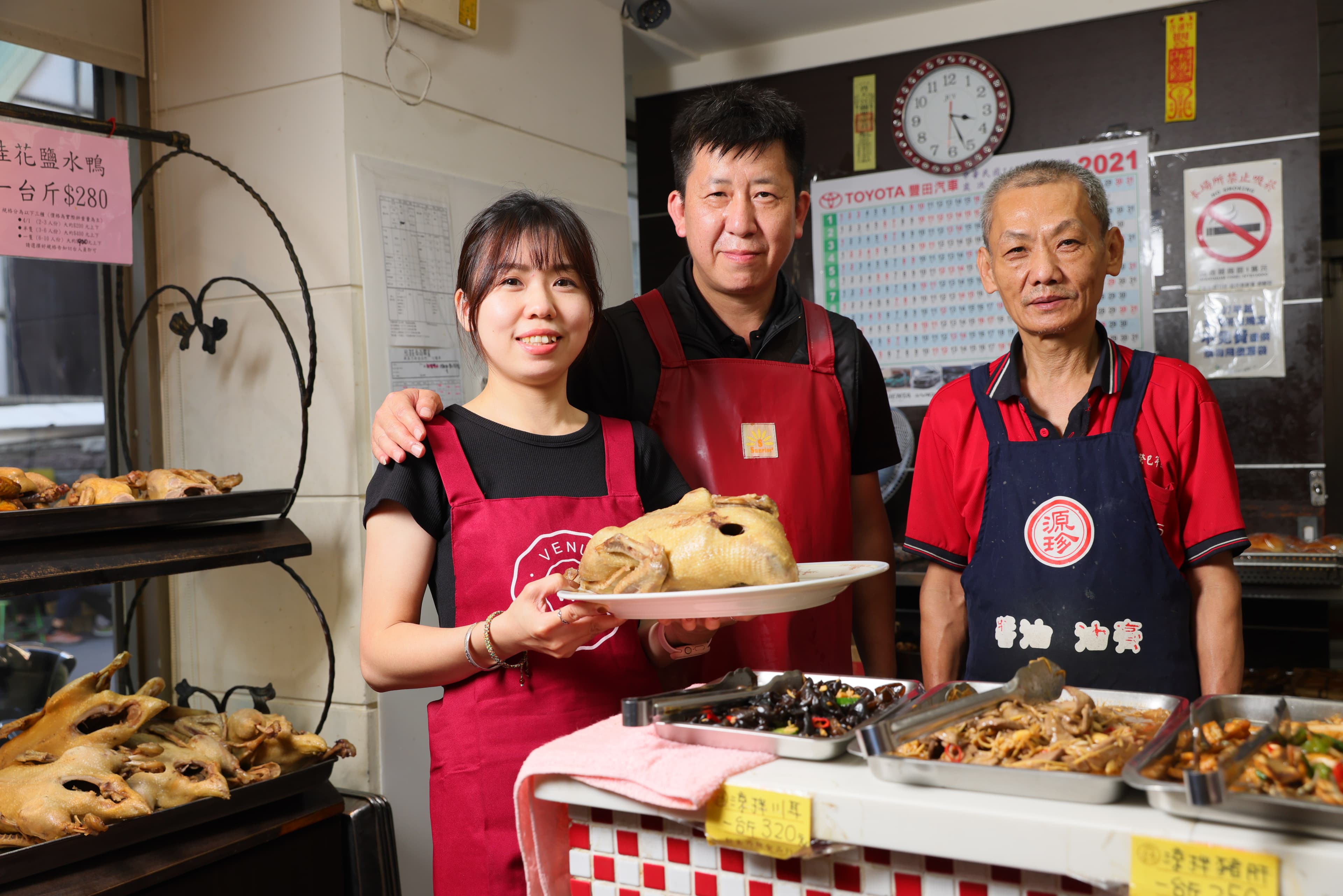 美乃斯三代同堂，現在由第二代的羅明德（中）、吳明哲（右）和第三代的吳佩怡共同打理店務，一家和樂融融。