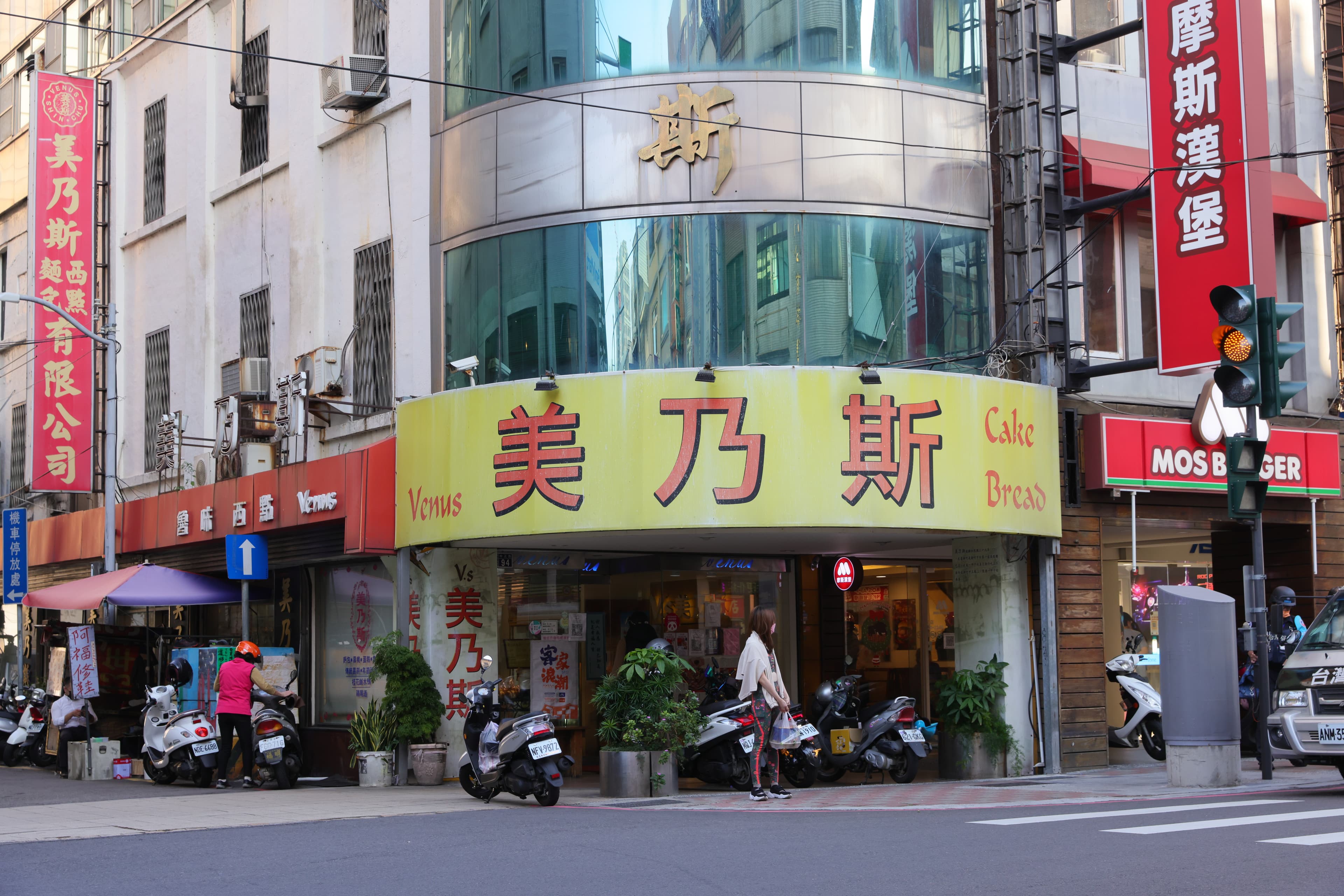 位在新竹東門市場旁的「新美乃斯食品行」是在地知名老店。