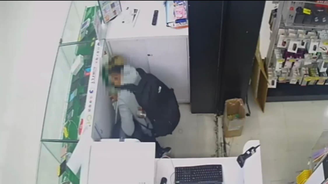 竊嫌偽裝顧客偷東西。(警方提供)