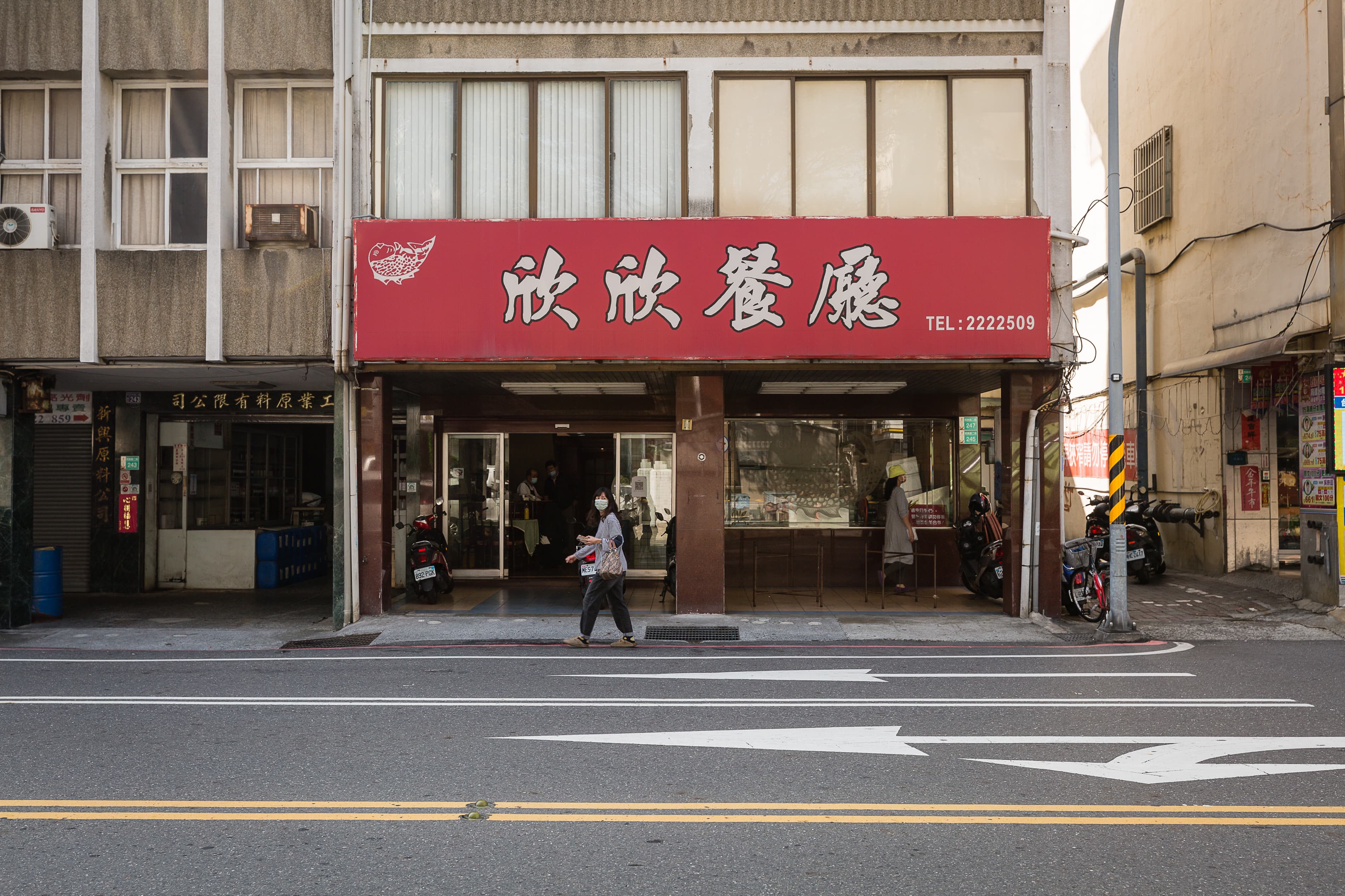 35年前，吳火塗買下欣欣餐廳民族路現址店面，紅底白字的招牌數十年不變。
