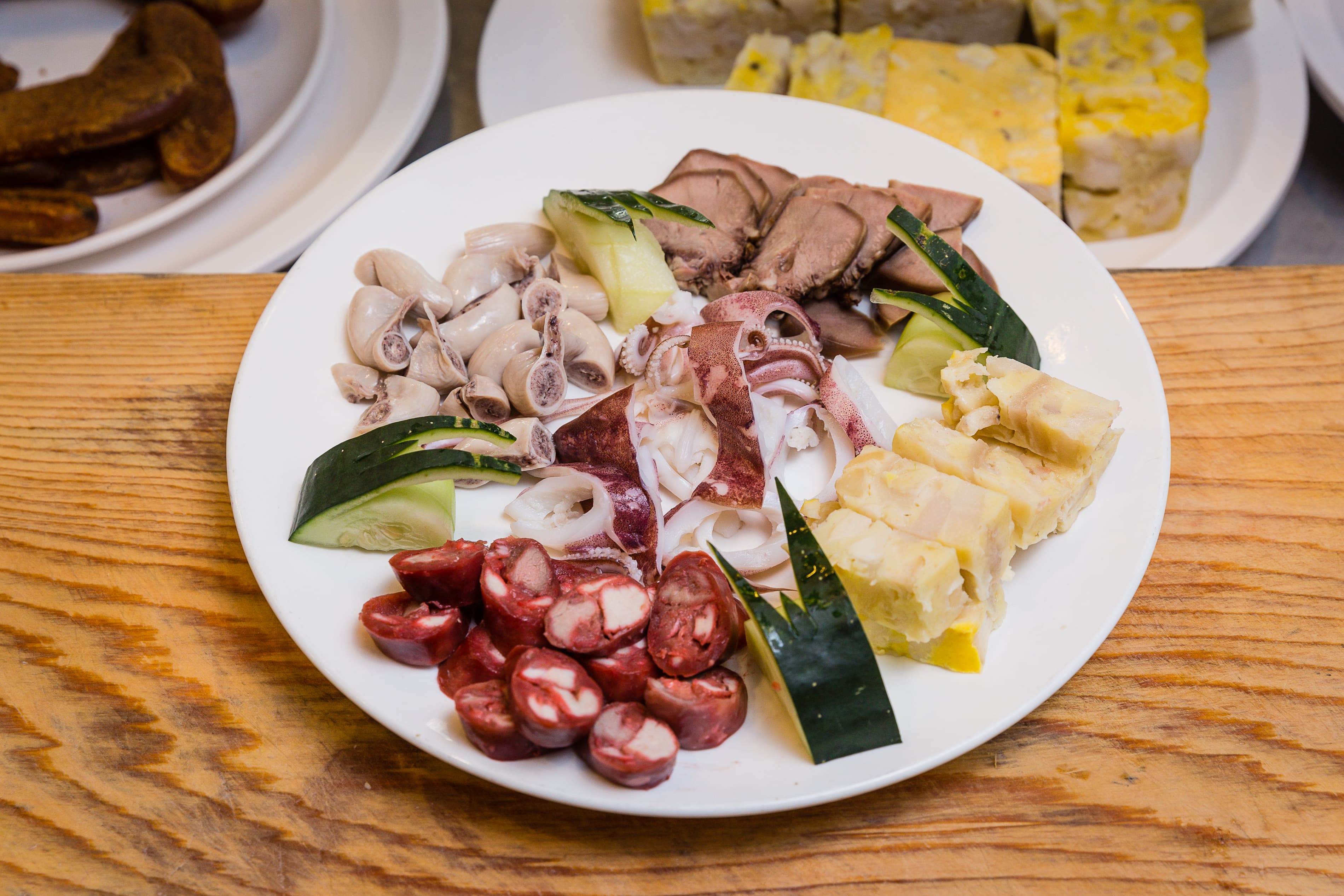 吳火塗祖傳的香腸熟肉，類似北部黑白切，可隨人數與喜好搭配。（350-550元／份）