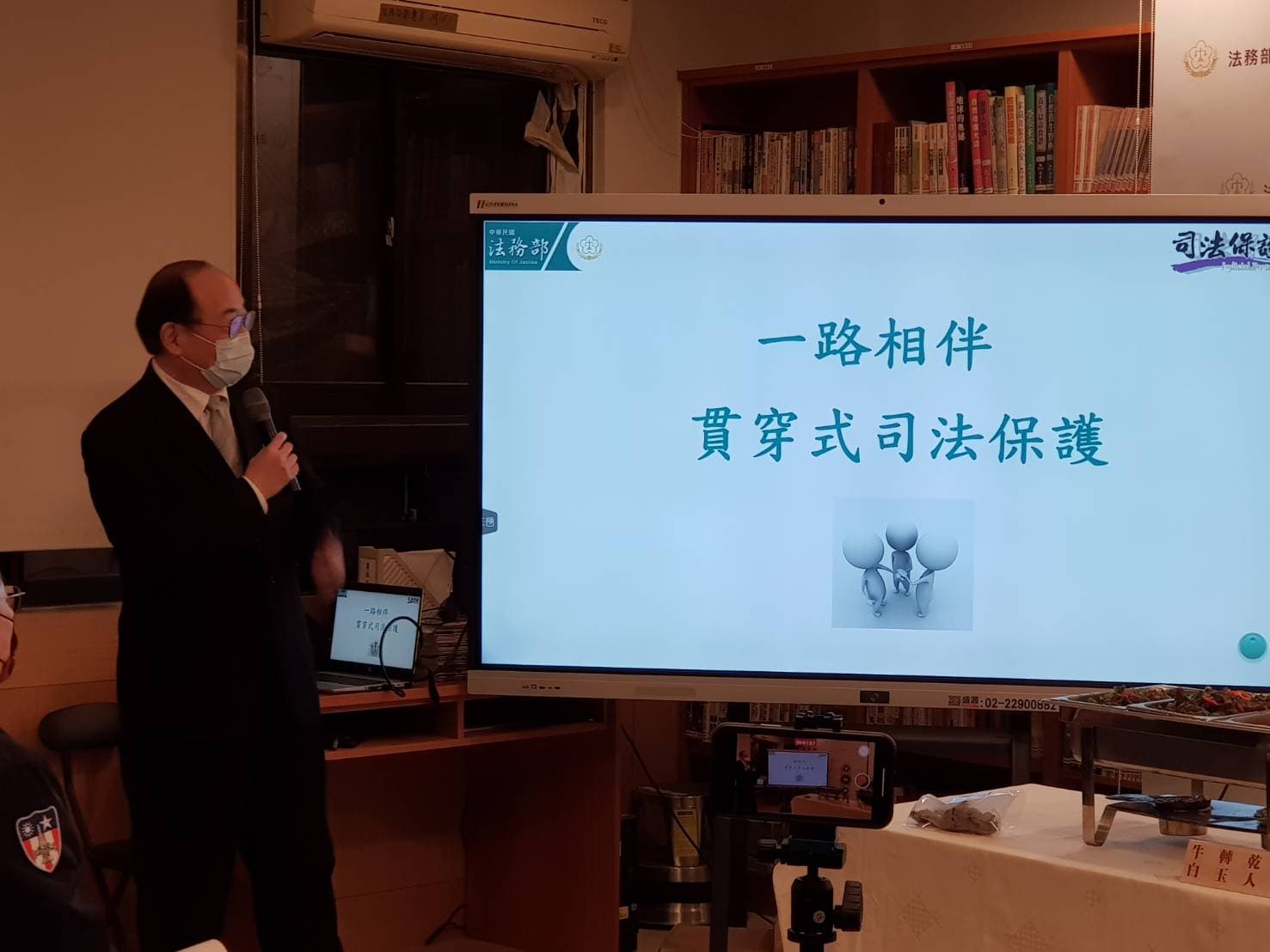 法務部保護司長黃玉垣說,李凱莉用心炒出的會客菜是家屬與受刑人間的橋樑,法務部也秉持一路相伴的貫穿式司法保護來協助更生人重返社會。