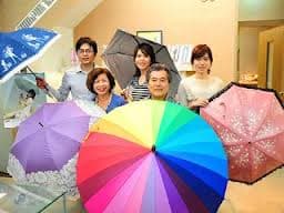 陳生宏（彩色傘）自豪大振豐洋傘是家族企業，偕妻兒同心打拚。
