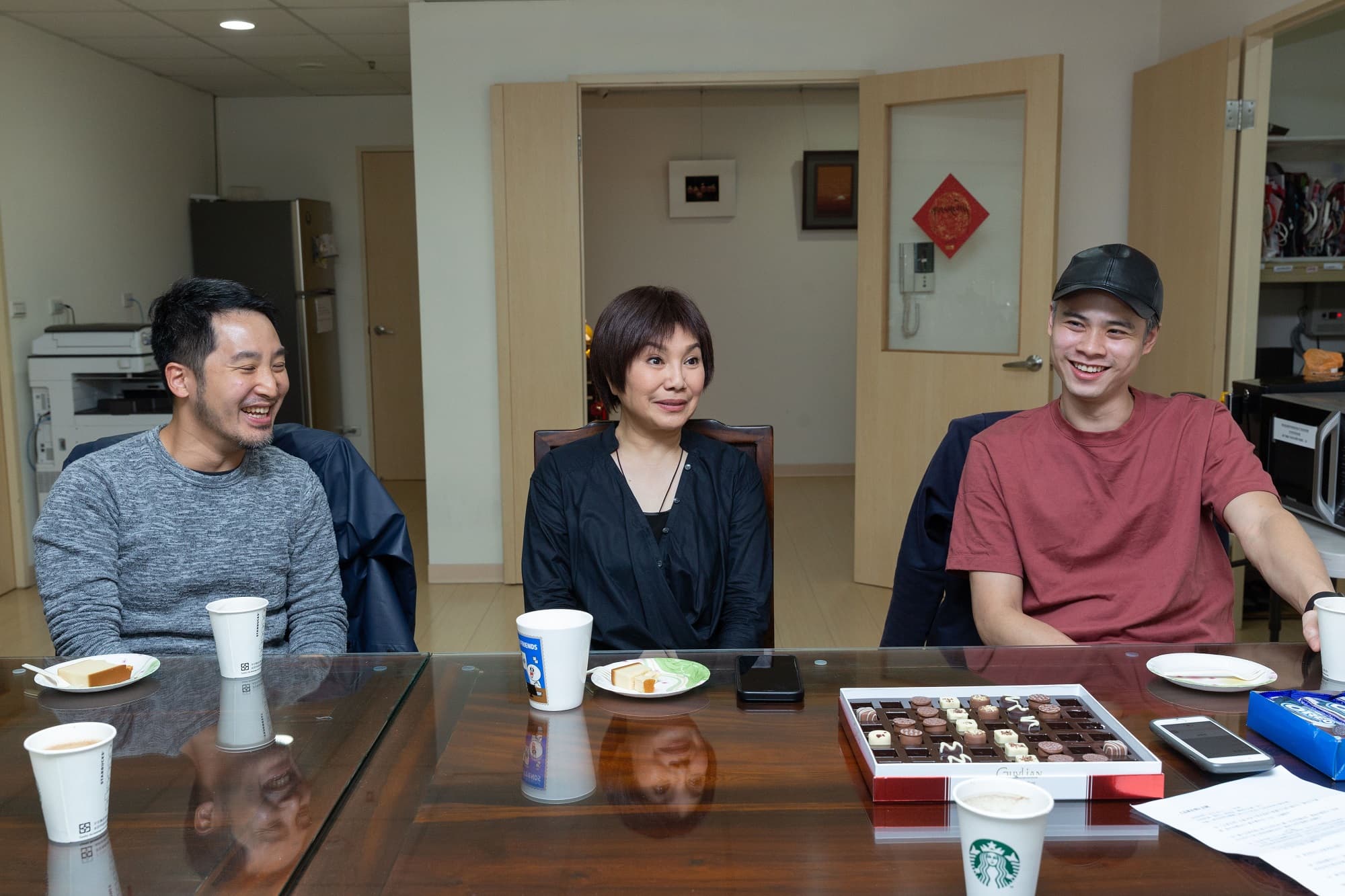 唐美雲大手筆製作《孟婆客棧》,邀請吳定謙(右)與李中(左)共同執導。
