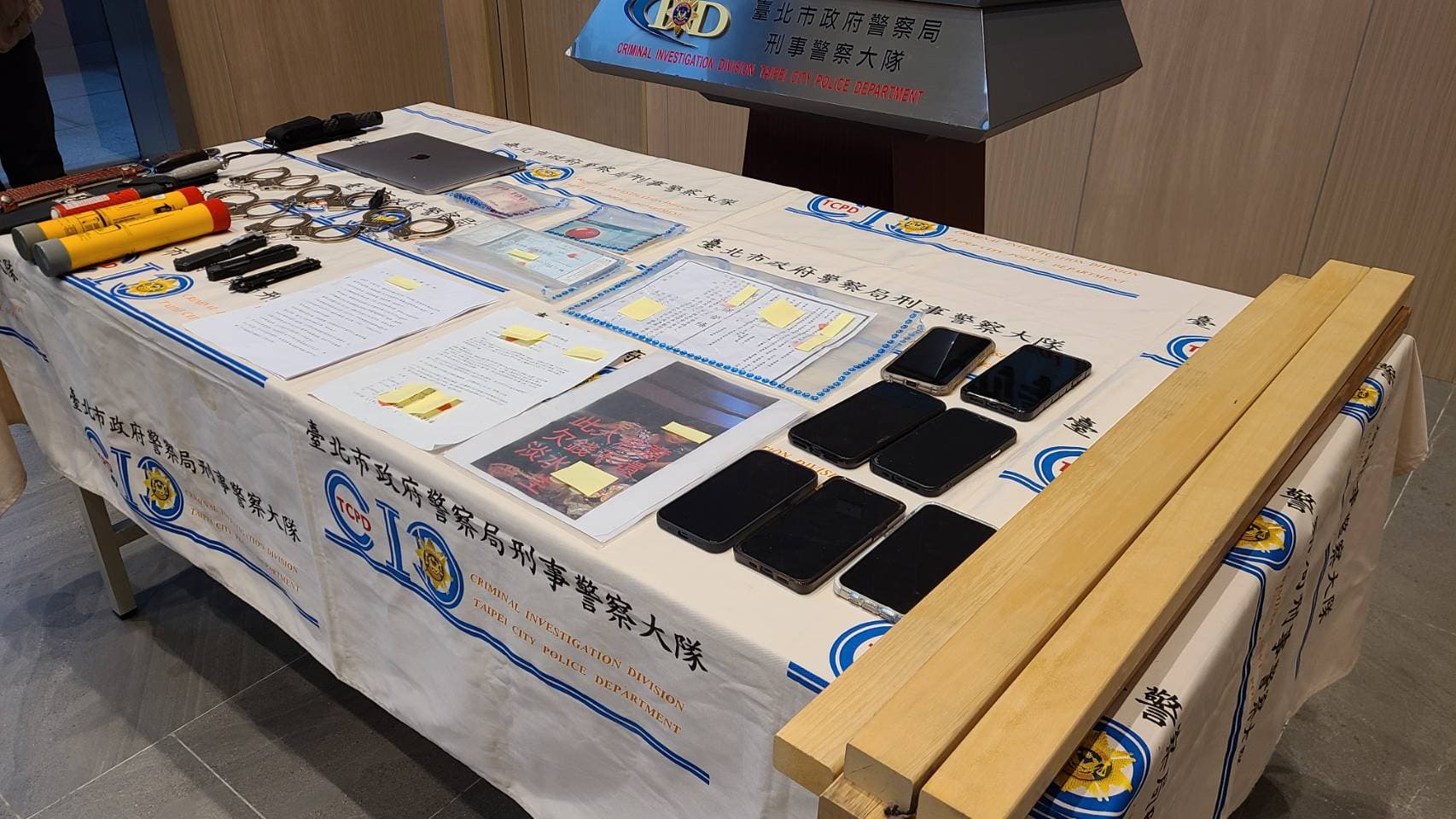 警方查扣手銬等證物。(翻攝畫面)