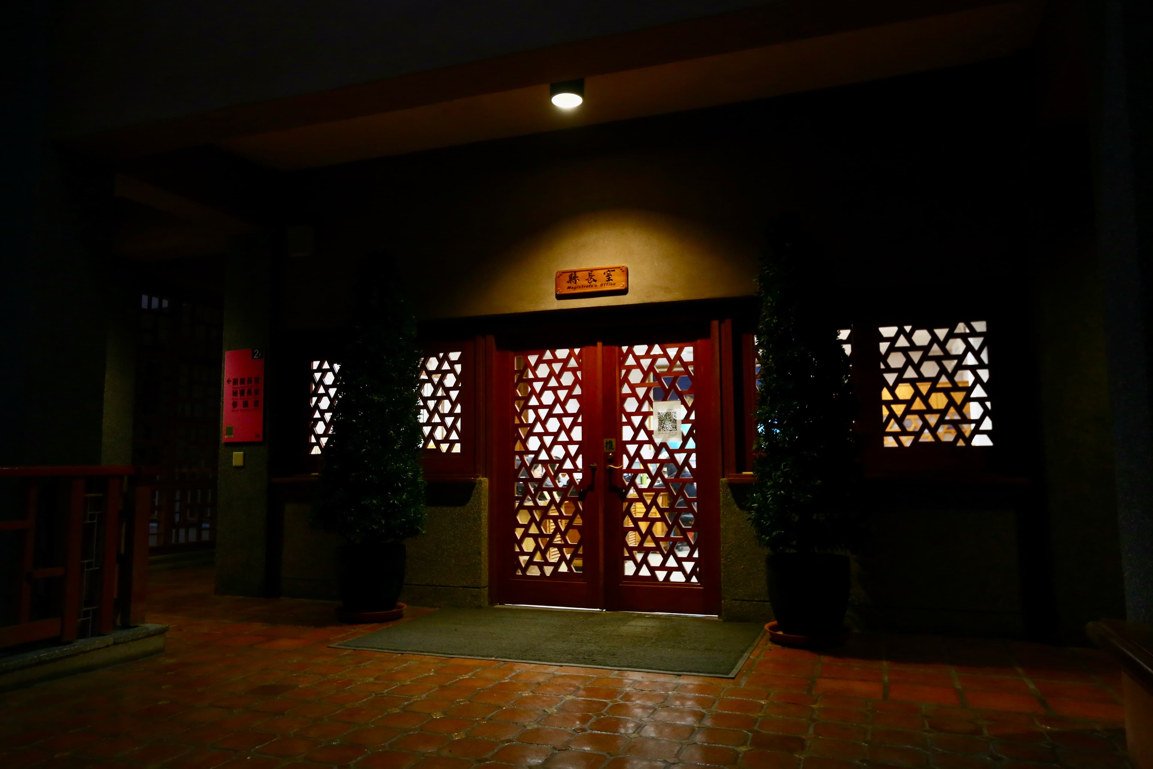 宜蘭地檢署懷疑宜蘭縣政府某開發案涉及弊端,今指揮廉政署肅貪組兵分多路搜索,約談縣長林姿妙及地政處長楊崇明等人。