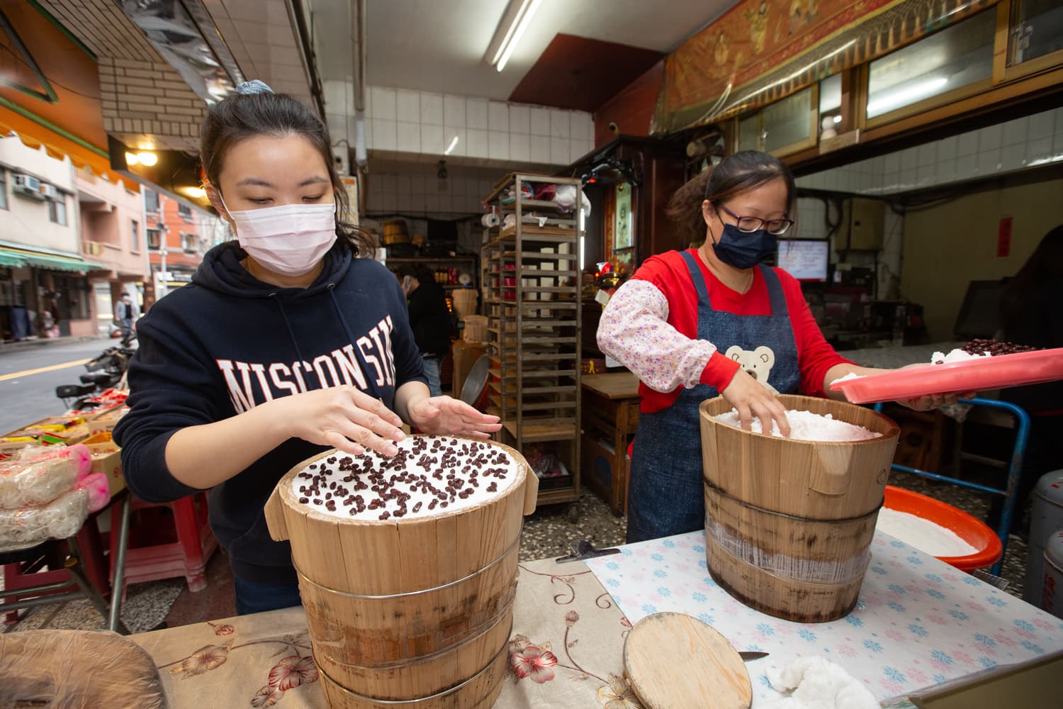 周家也有販售以糯米及在來米混合製作的鬆糕，製作過程只能輕鋪不能壓，撒上蜜紅豆等配料後進蒸籠，口感才能鬆而不硬。