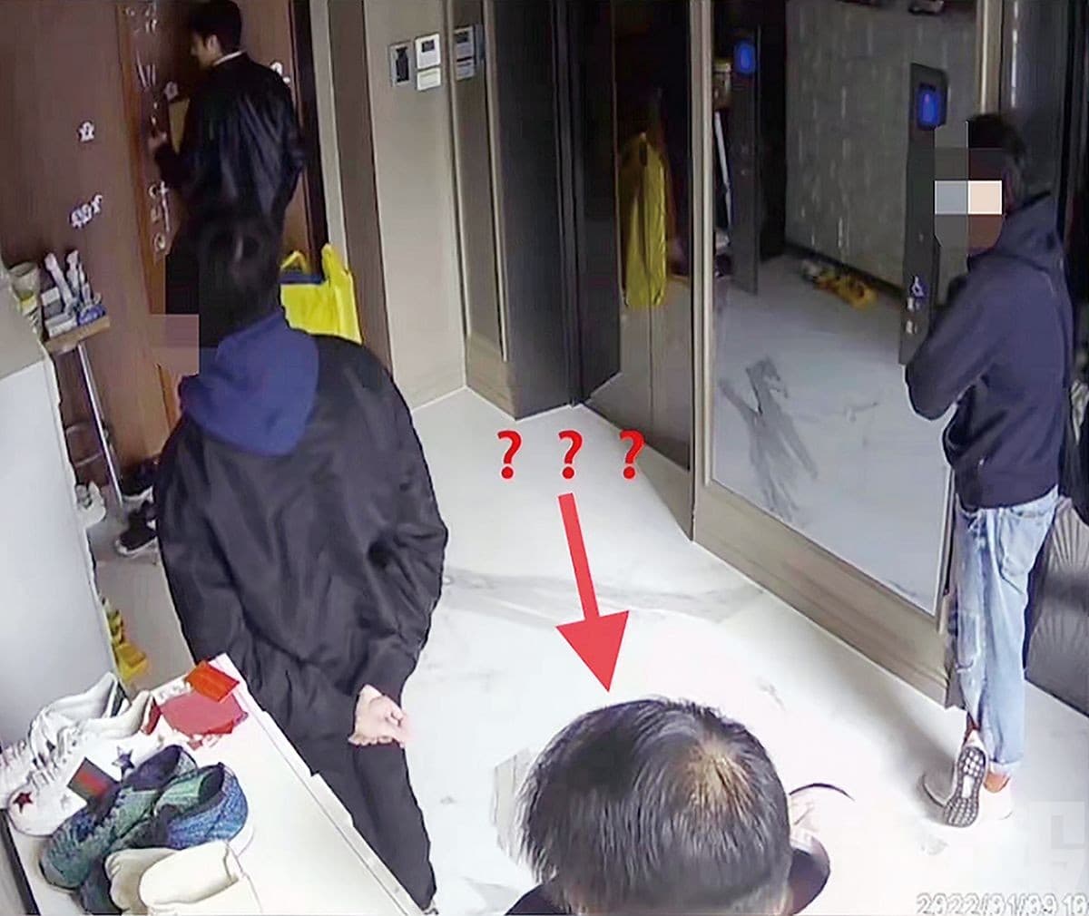李靚蕾豪宅家門口與電梯間,放置不少私家鞋,其中一雙Gucci小白鞋最顯眼。(翻攝自李靚蕾IG)