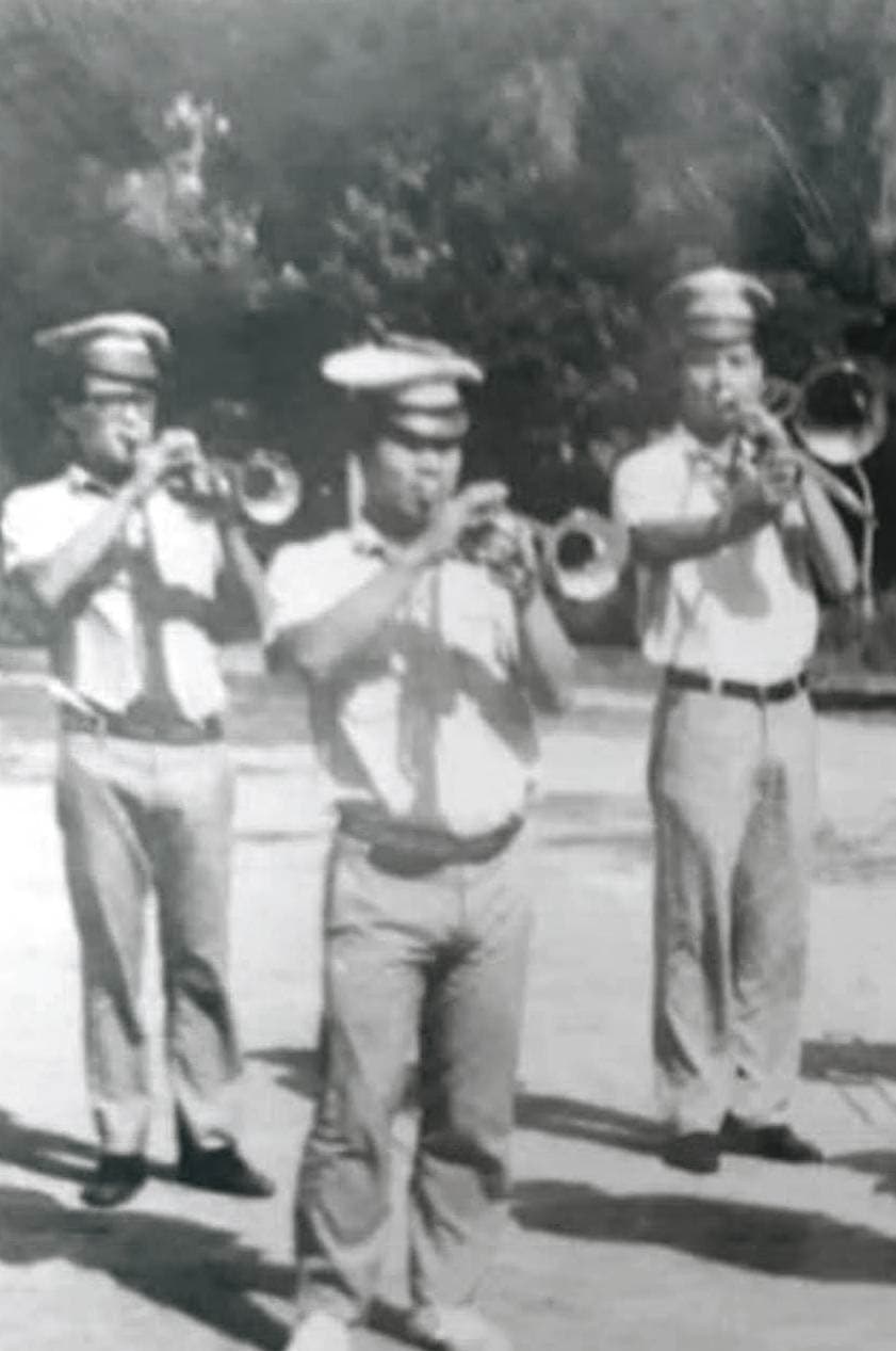 李益壽(中)高中時加入樂隊,他原本是田徑校隊,體能甚好,吹起小喇叭也肺活量極佳。(李益壽提供)