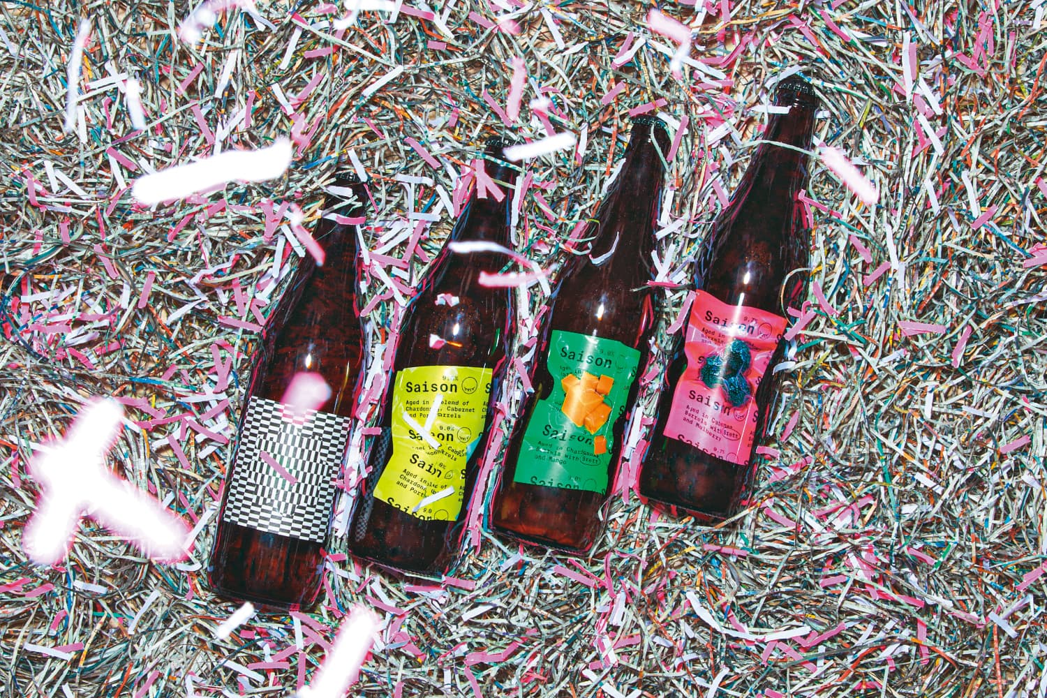 酉鬼啤酒新年限定禮推出四款怪奇風味,(左起)FunkySour野生酵母怪奇酸啤泡在夏朵內及卡本內裡、Saison泡在夏朵內卡本內及波特裡、野生酵母芒果Saison泡在夏朵內裡、野生酵母桑椹Saison泡在卡本內裡。