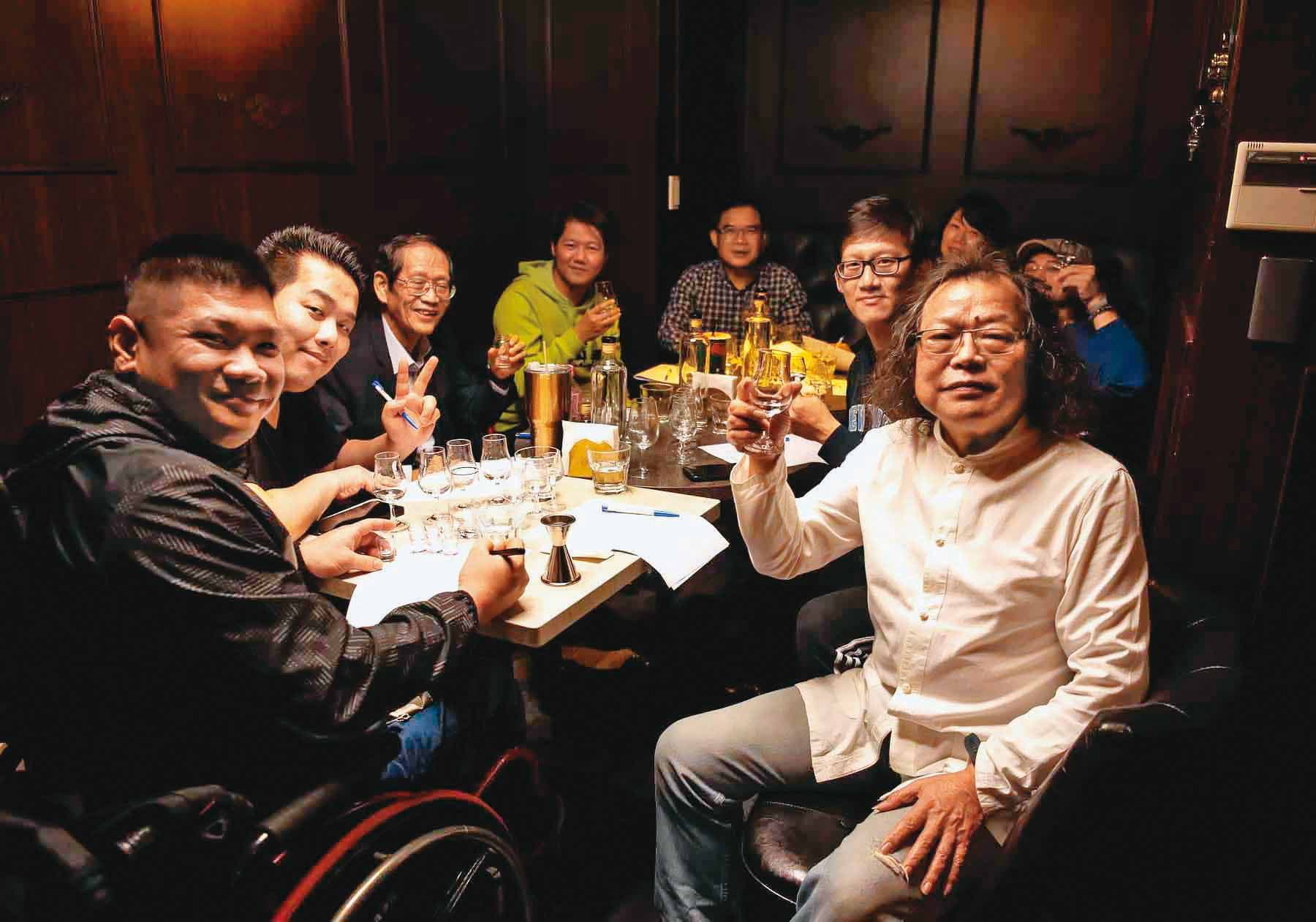 在歐陽港生老師(右1)與林讚峰博士(左3)力挺助陣下,以林政緯(右2)為首,多位年輕酒界意見領袖一同成立了「中式白酒研究協會」。