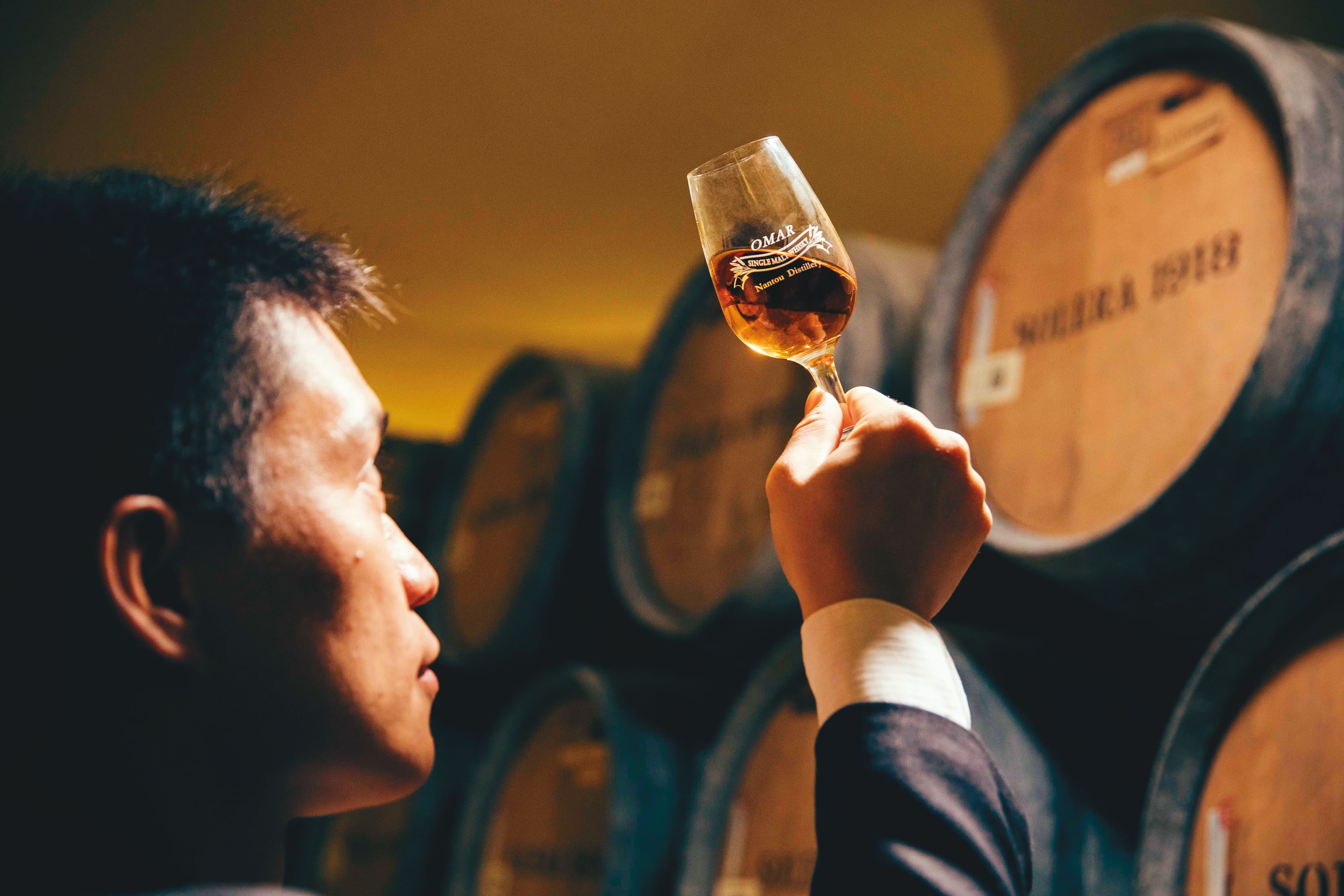 南投酒廠的品酒師,經常到酒窖檢視原酒的狀態。