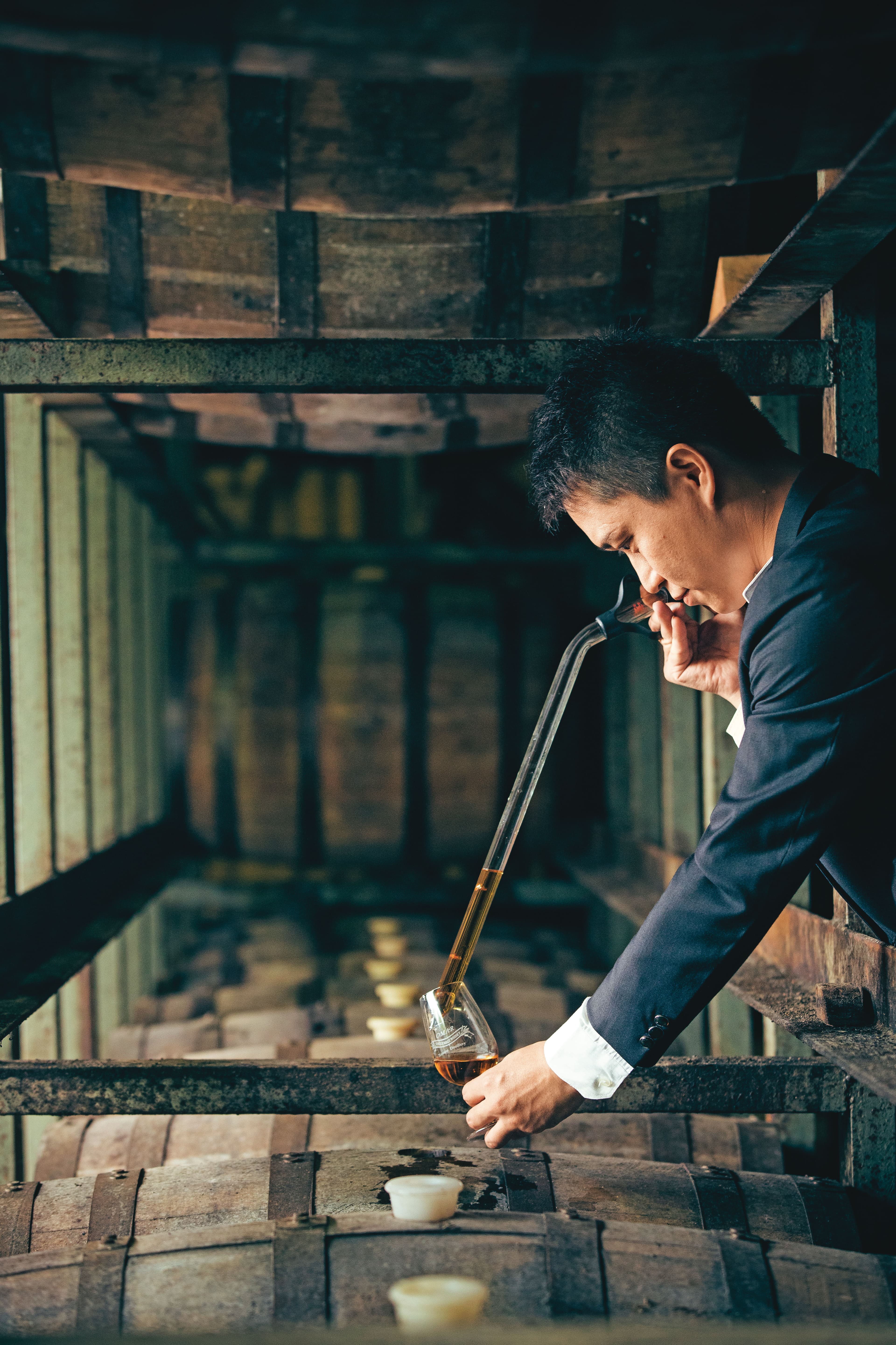 OMAR品牌大使余政彥推薦原酒有趣之處,在於每5分鐘皆可感受不同風味,也適合加水飲用,讓香氣變輕盈、味道才容易展現,需要注意的是,加水後酒精被釋放,請稍待10秒後再品嘗。