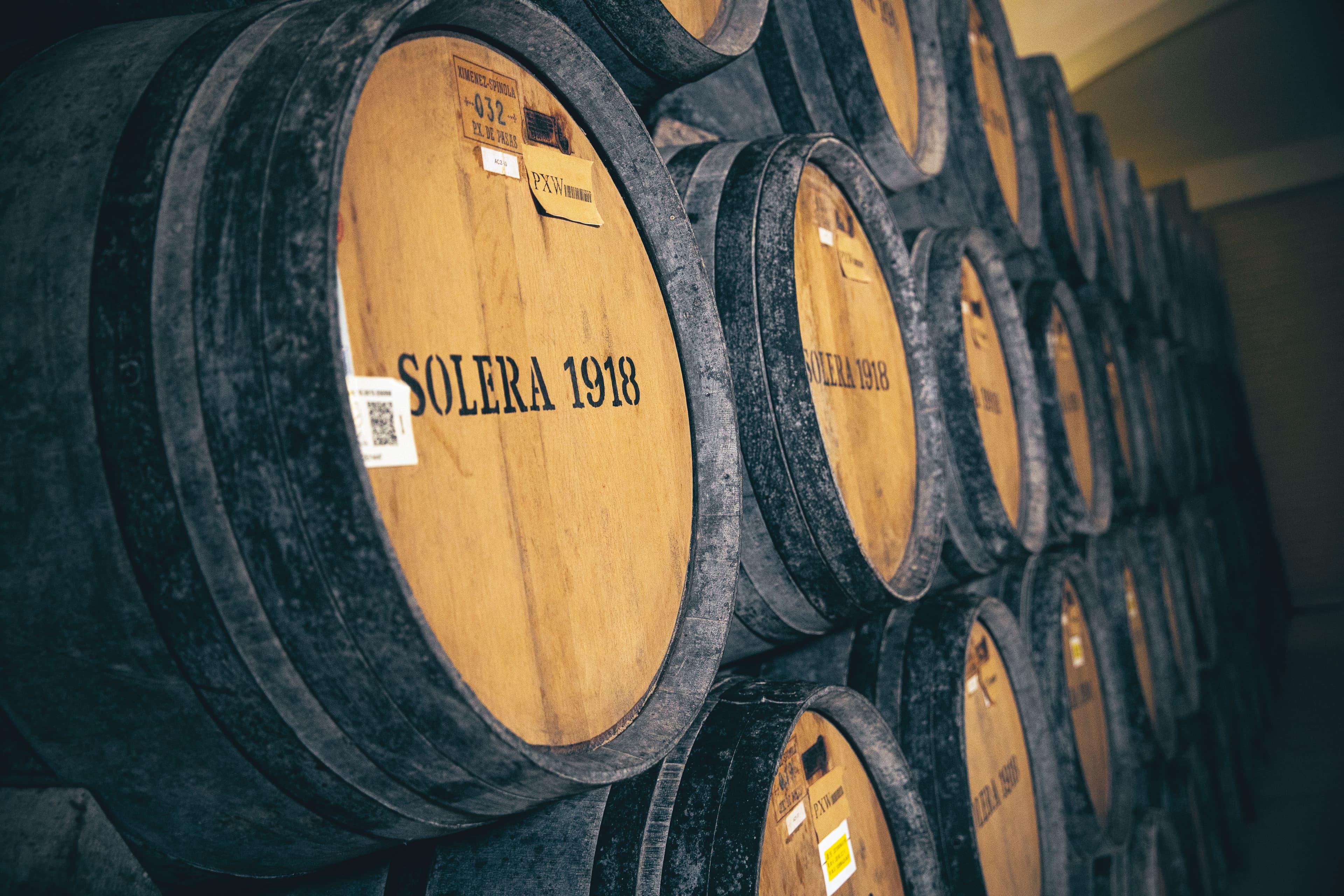 南投酒廠很幸運地在2016年從西班牙百年酒莊Ximenez Spinola,買入價值新台幣2億元的Solera系統PX雪莉桶。每年酒廠會抽4桶裝瓶,作為一個套組,此款也是懂喝的酒友們收藏的品項。