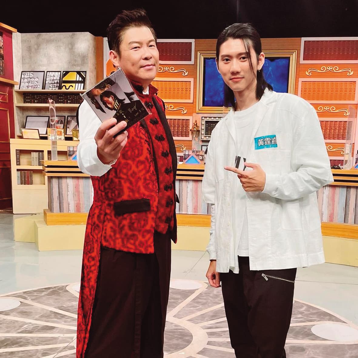 黃霆睿(右)長相神似謝霆鋒,引起小小話題。左為曾國城。(翻攝自黃霆睿IG)
