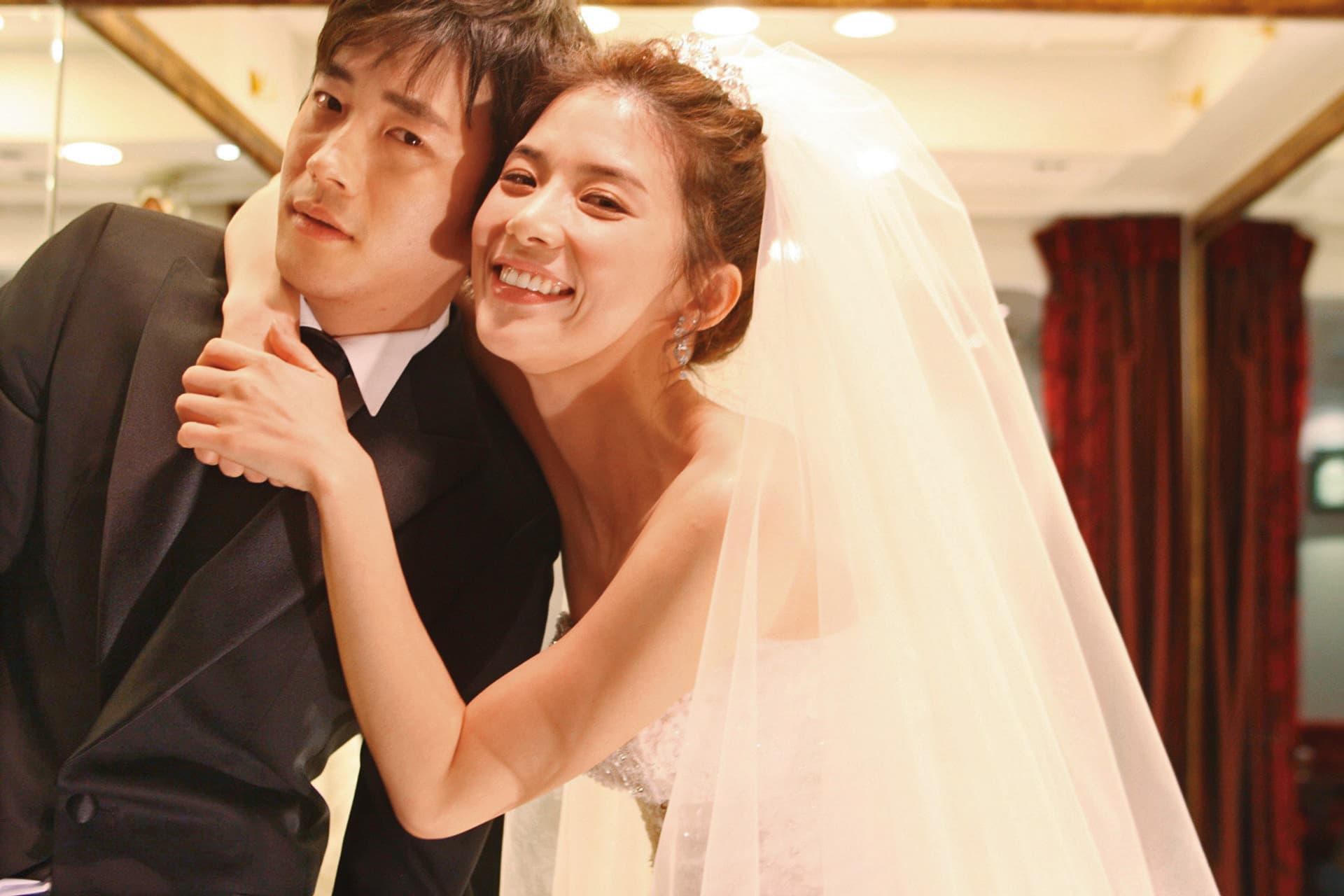 權相佑(左)與李寶英(右)主演的《比悲傷》韓國電影版,2009年上映時反應和票房不如預期。(翻攝自《Daum Movie》)