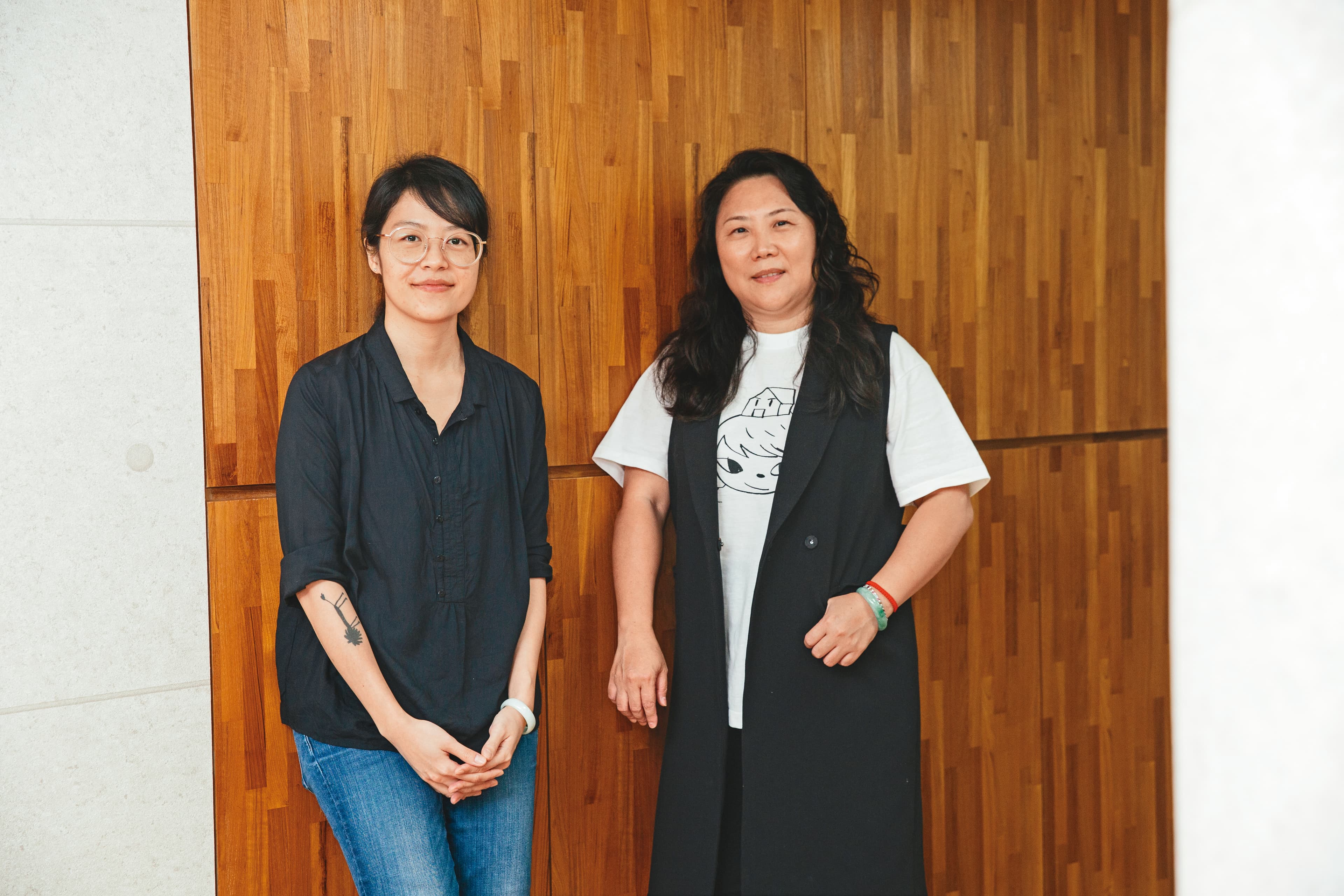 莊淳淳(右)肯定謝沛如(左)執導電影《大餓》的功力,邀她合作《比悲傷》影集。