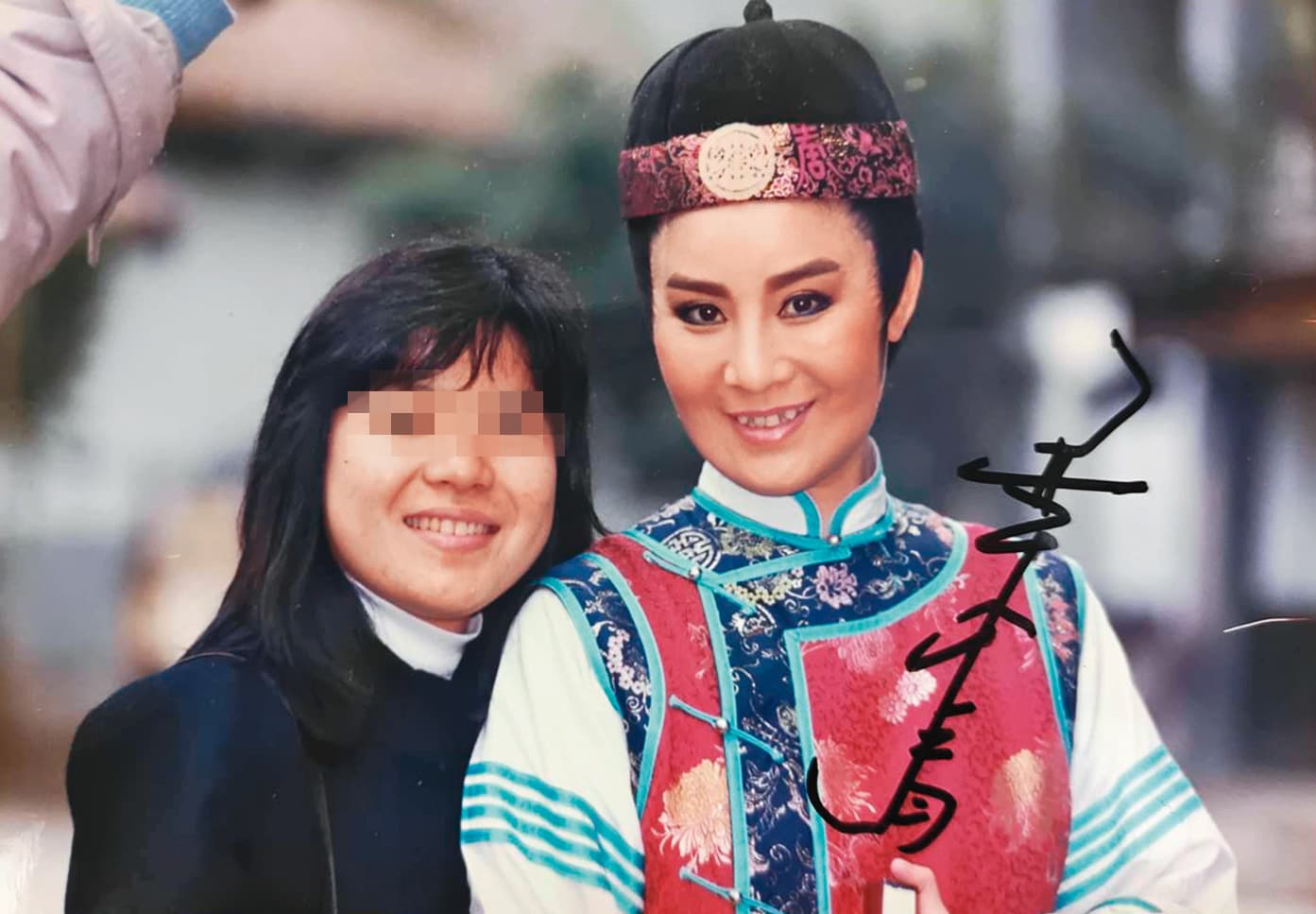 呂女(左)在學生時期與葉青(右)相識並曾赴片場探班及合影,雙方相識逾36年。(讀者提供)