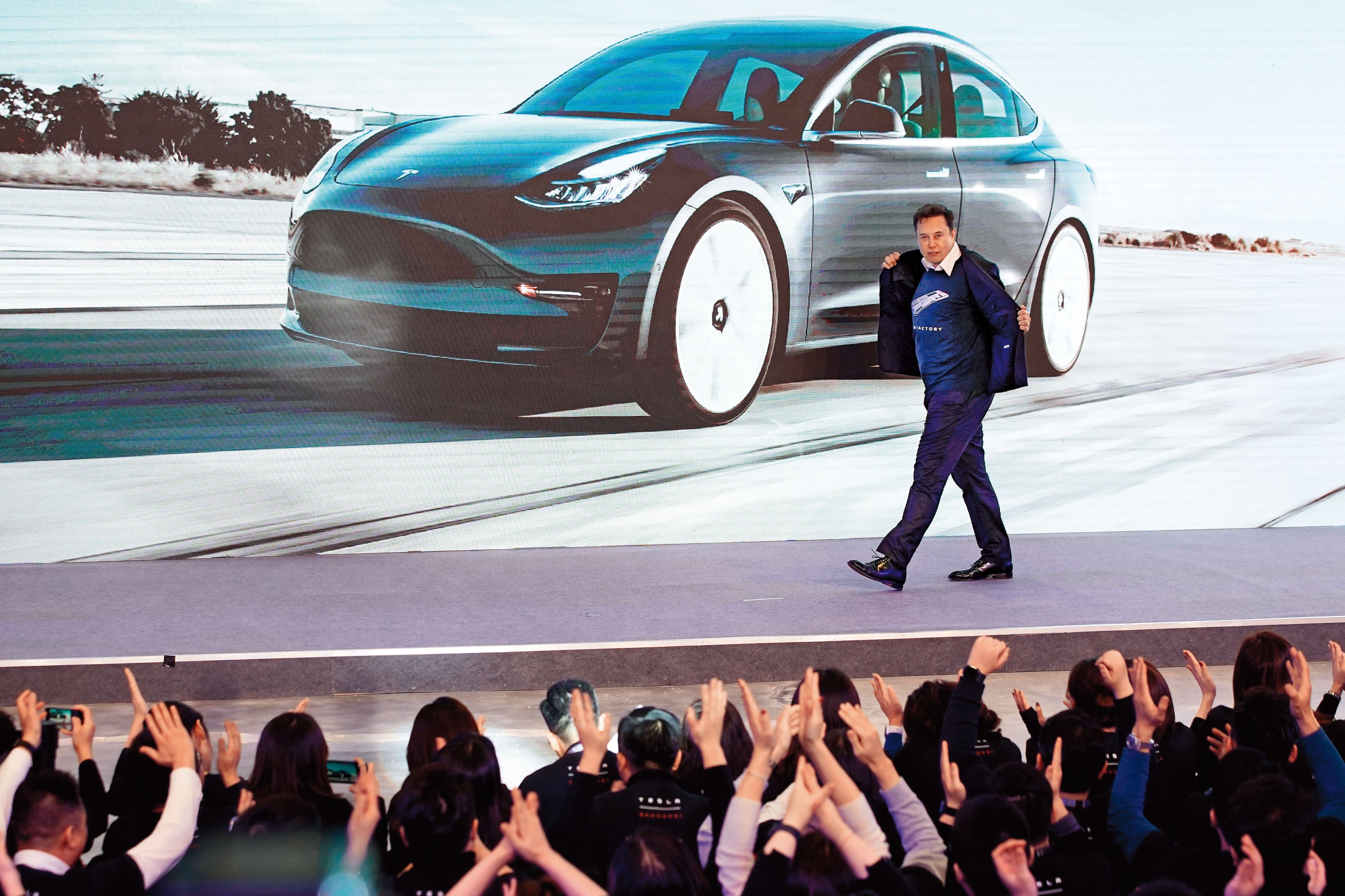 特斯拉創辦人馬斯克對自家車款續航力頗具信心,但充電樁不夠、電力焦慮仍是一大障礙。(達志影像)