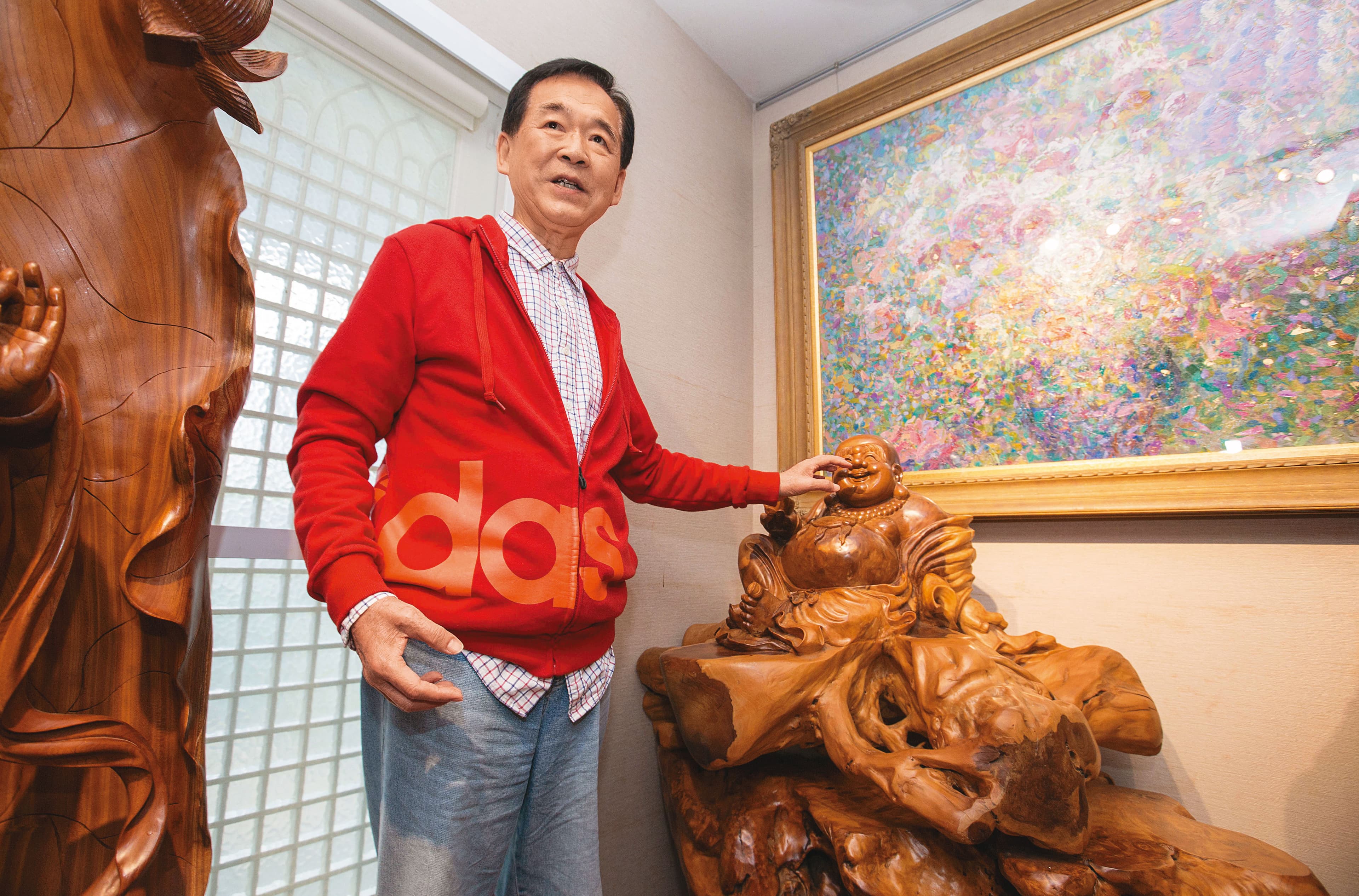 家中這尊半個人高的彌勒佛，是前屋主留下的，而王應傑家裡、辦公室也都有彌勒佛在身邊。