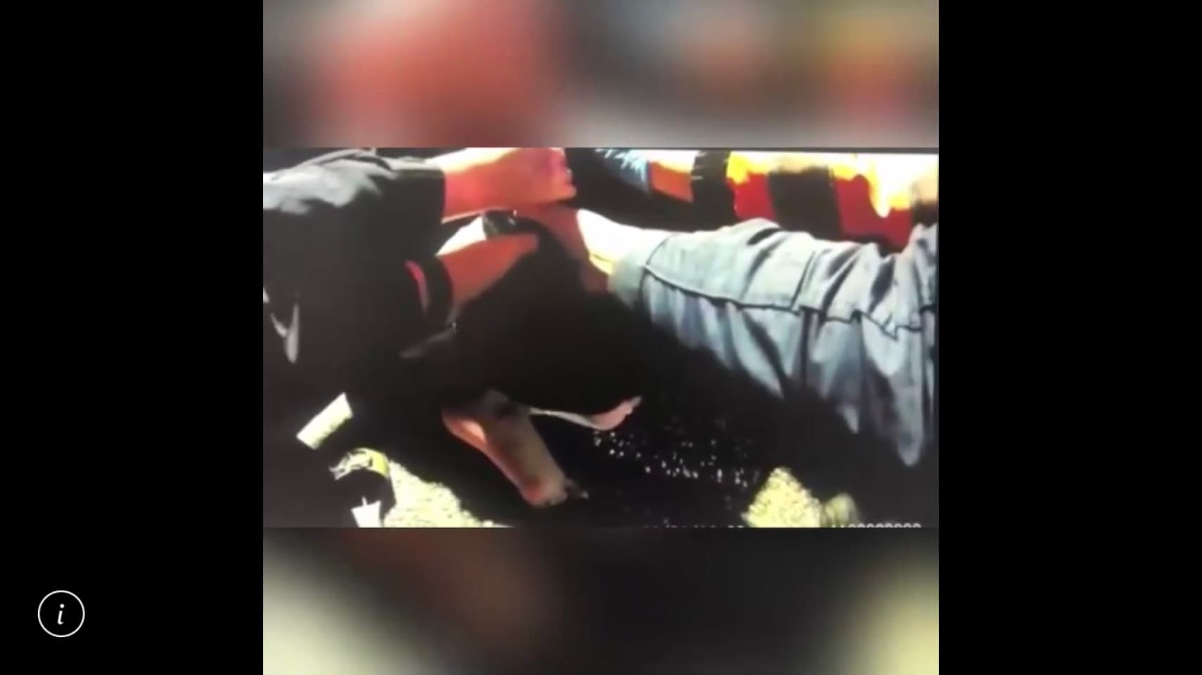 何女被打到鞋子都掉了,還因被噴辣椒水不斷哭泣。(警方提供)