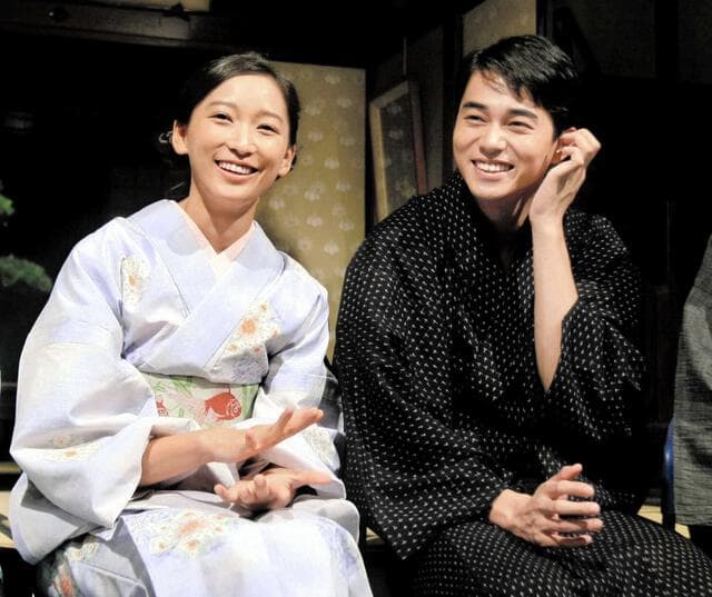 東出昌大(右)與杏結婚後育有2女1兒,2人在去年正式離婚。(翻攝自livedoor news)