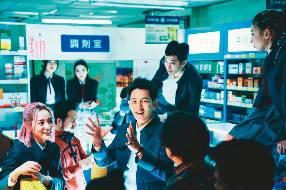 柯震東(左三)與王淨(左一)主演的《月老》還在上映,他下一部片就與王淨的男友宋柏緯合作,與兩人好有緣。(翻攝自九把刀臉書)