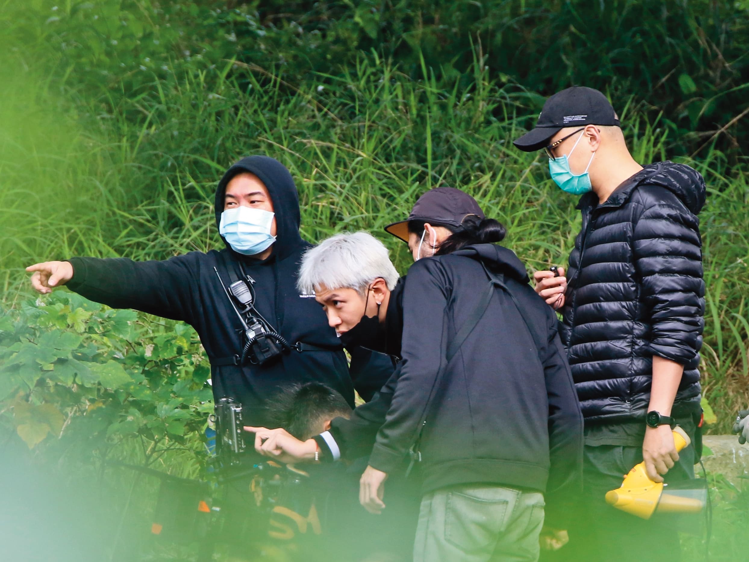 1月9日13:28,柯震東執導新片《黑的教育》開拍,「柯導」檢視鏡頭,工作態度超認真。