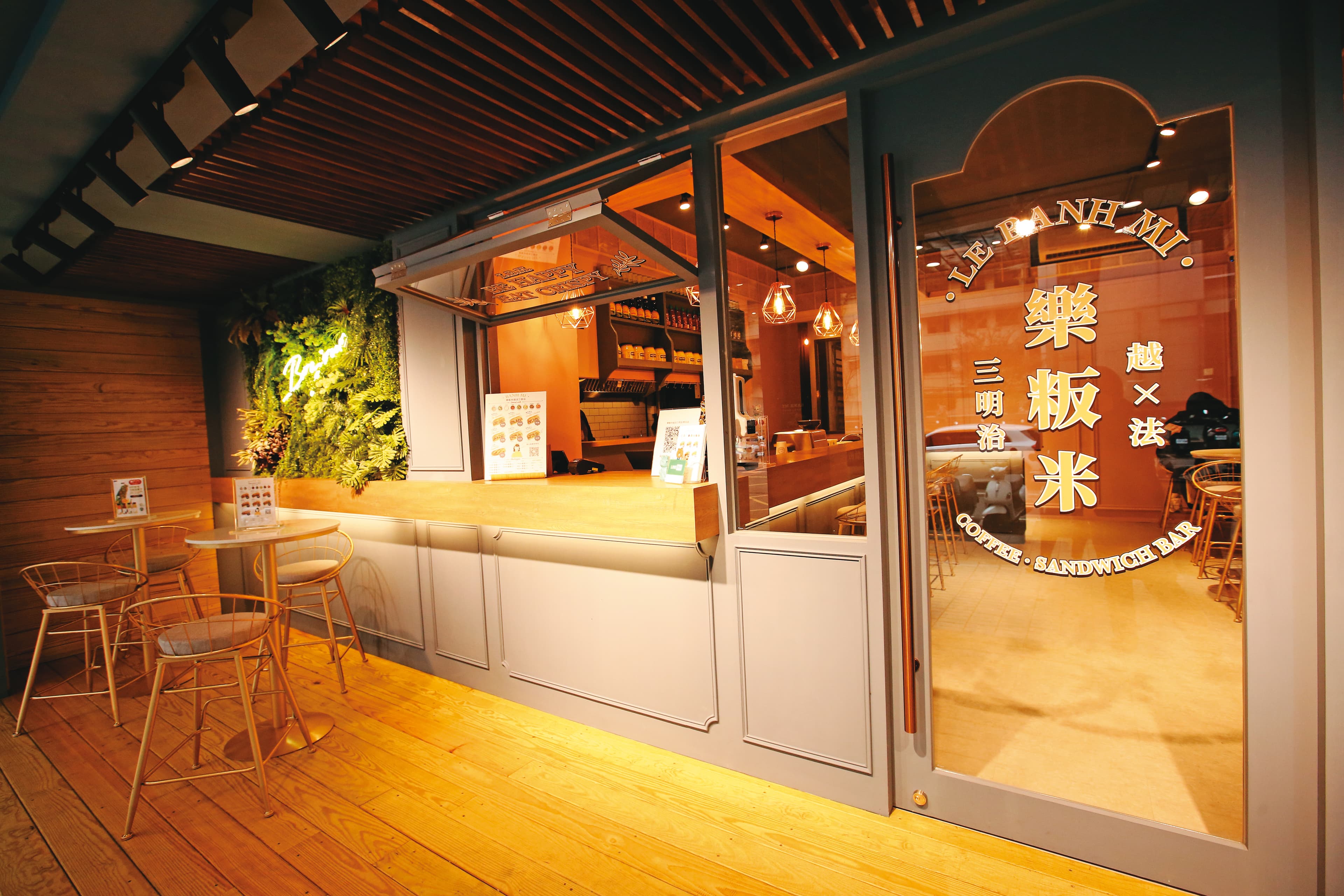  張立昂的三明治店，門面頗有網美風格。
