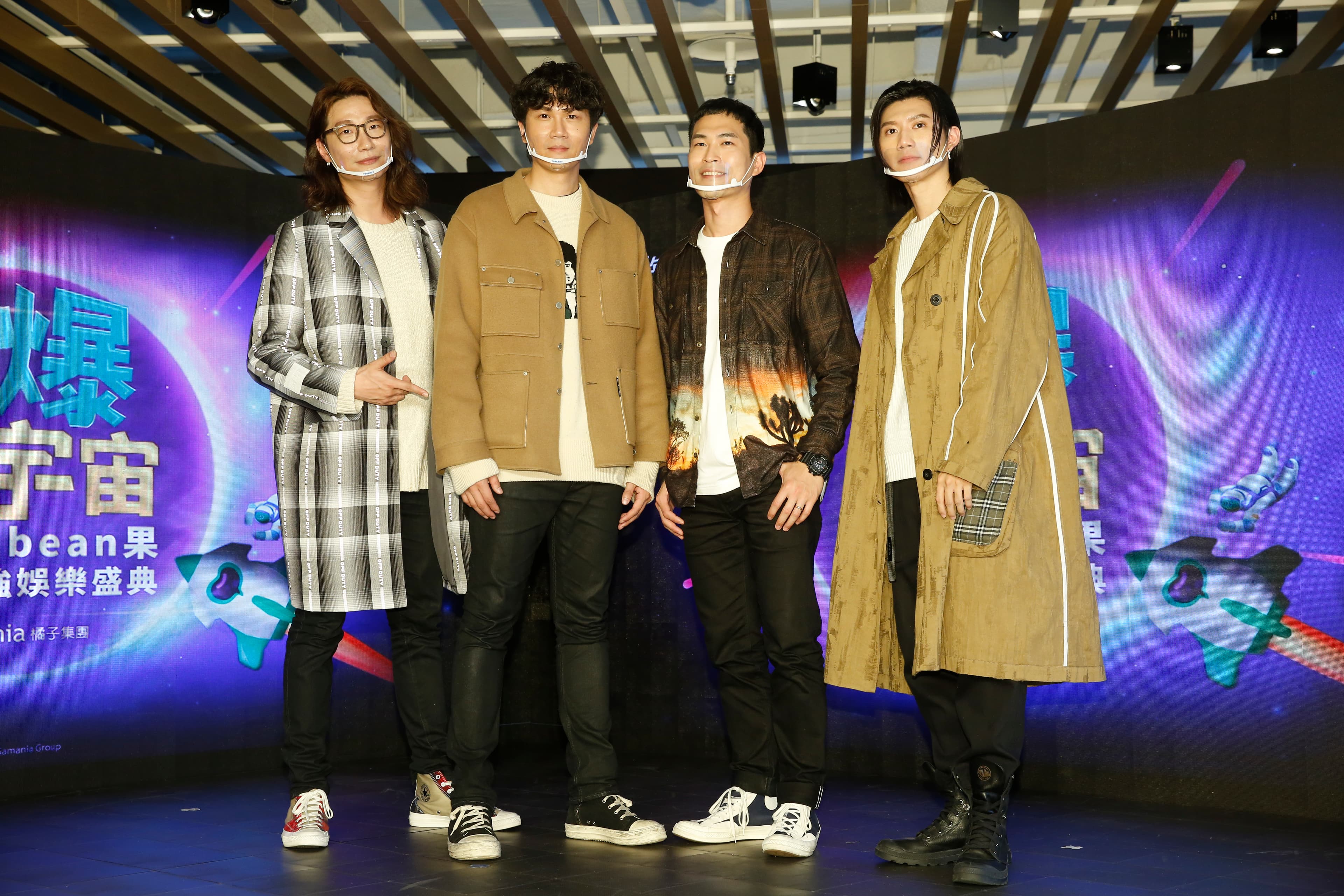 音樂節目《宇宙大歌星》表演者之一的宇宙人(左1至左3)及黃霆睿(右1)受邀擔任「2022橘子嘉年華春節版」記者會活動嘉賓,力挺泛娛樂圈年度盛會。