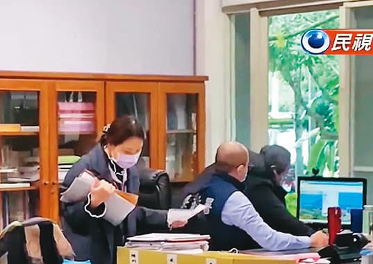 廉政署13日兵分30多路,大舉搜索宜蘭縣政府及縣長官邸,包括林姿妙及多位縣府高層均被列為被告。(翻攝民視新聞)