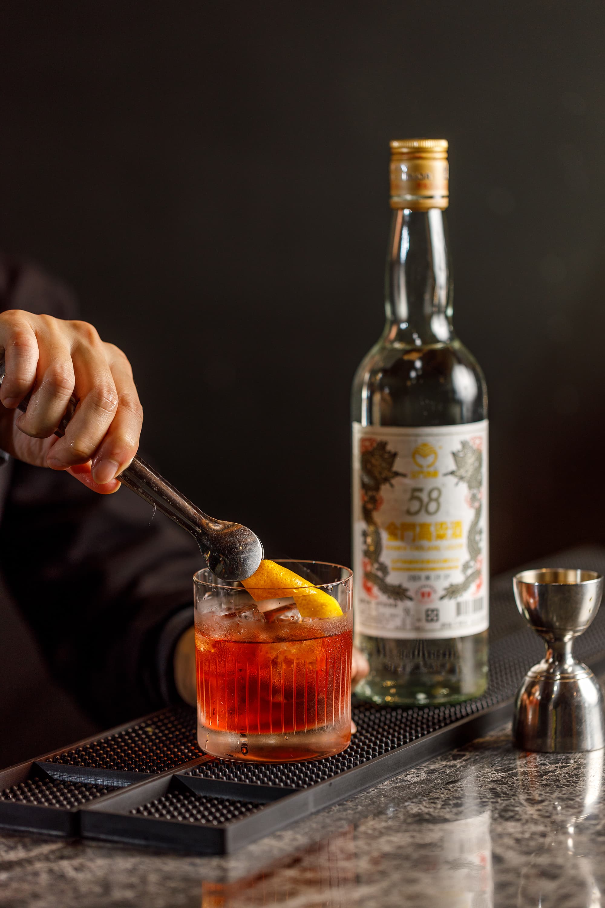 以Negroni為靈感的「燕南紅」將琴酒換成58度高粱酒,濃厚的酒感獲得老一輩酒客的認可。(330元/杯)