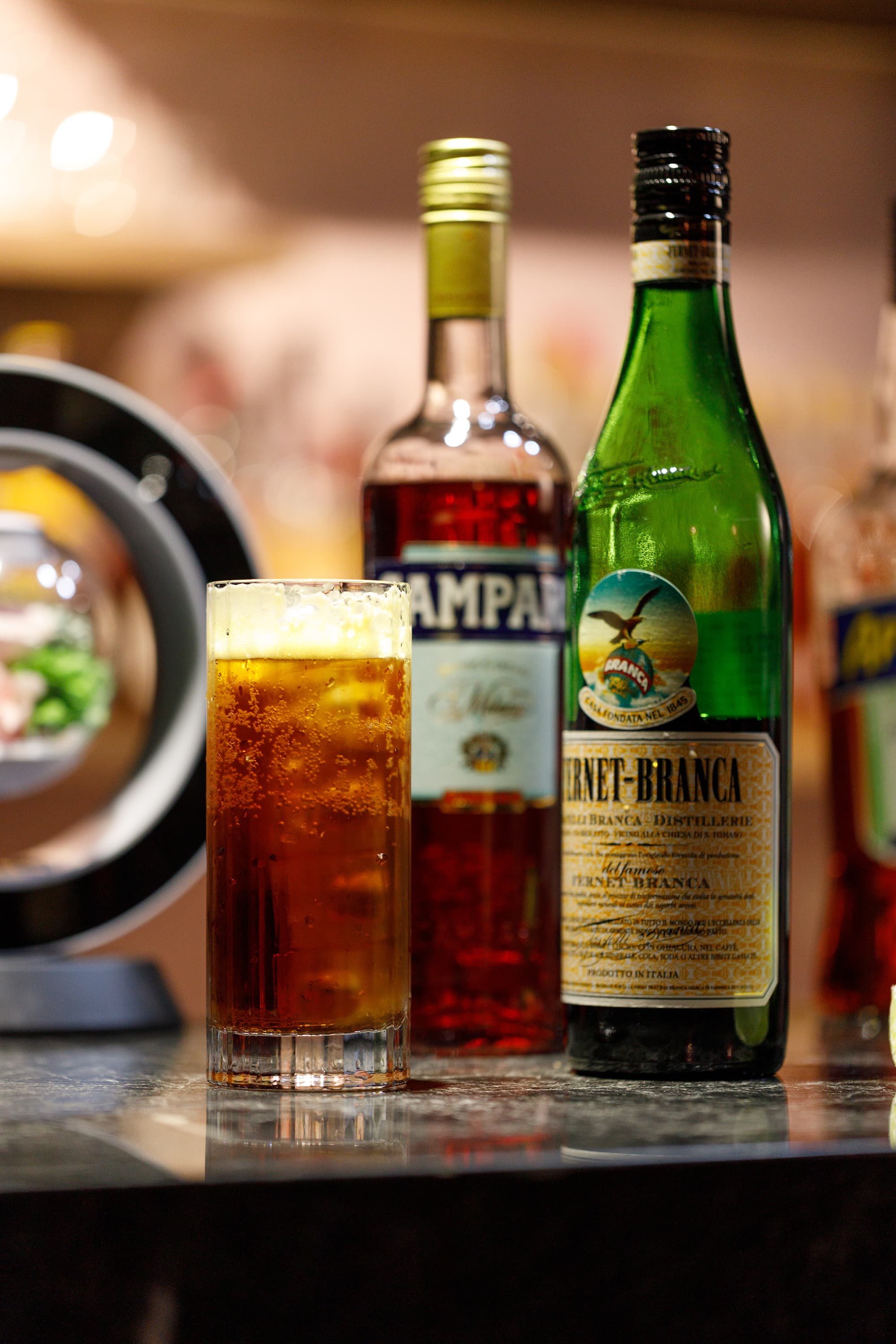 沒有放在菜單上的「柏緯的早餐酒」,只要加入「Campari」「Fernet Branca」和氣泡水,就是一杯充滿人生苦甜滋味的雞尾酒。(300元/杯)