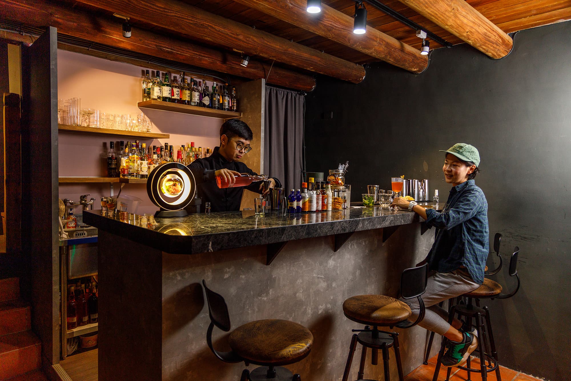 重新裝潢後的夢酒館,提供調酒師更好的工作動線,也讓室內能容納更多酒客。