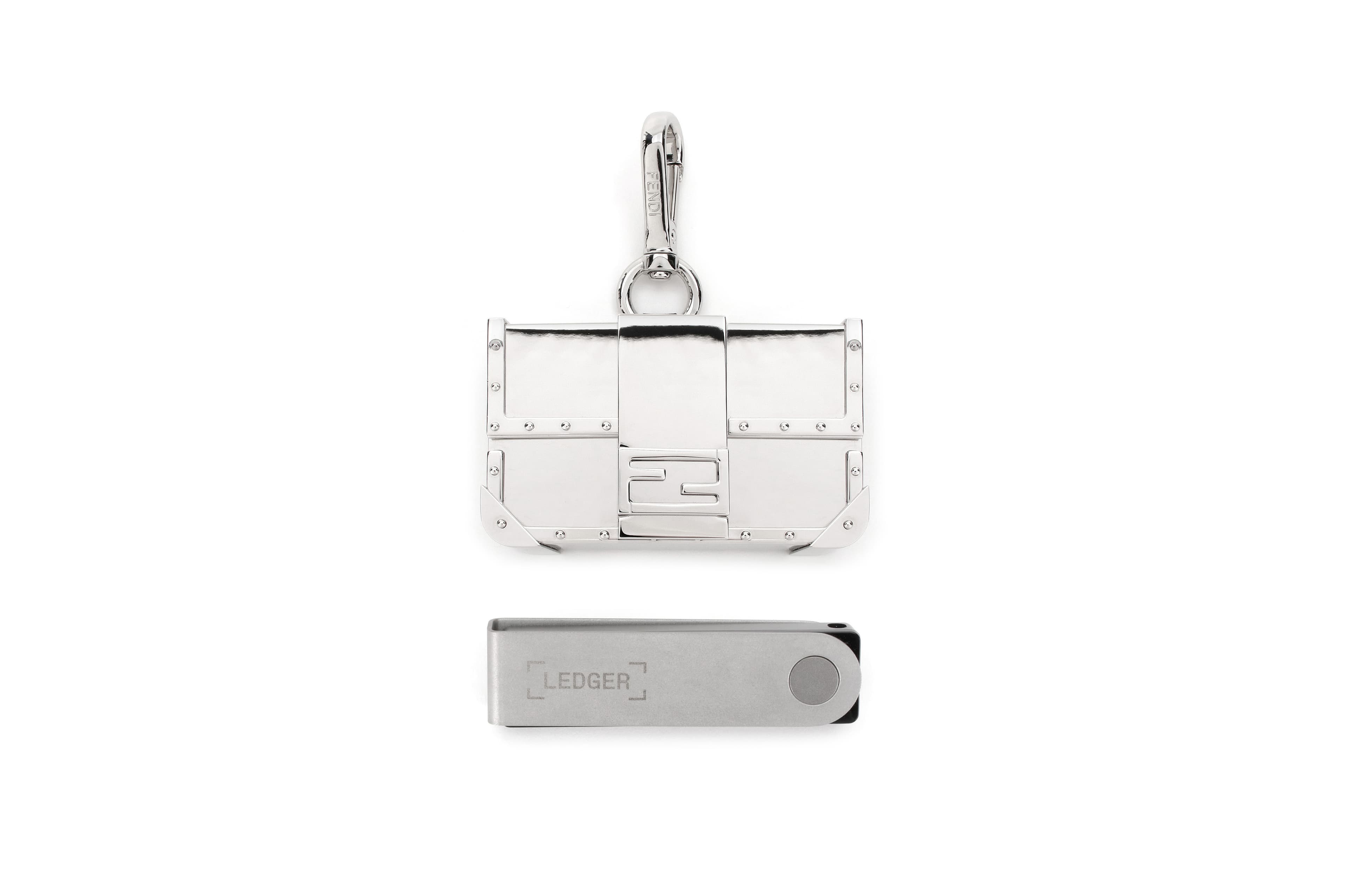 Baguette包款縮小成為拋光鋁質配飾，打開後能放置LEDGER Nano X。（FENDI提供）