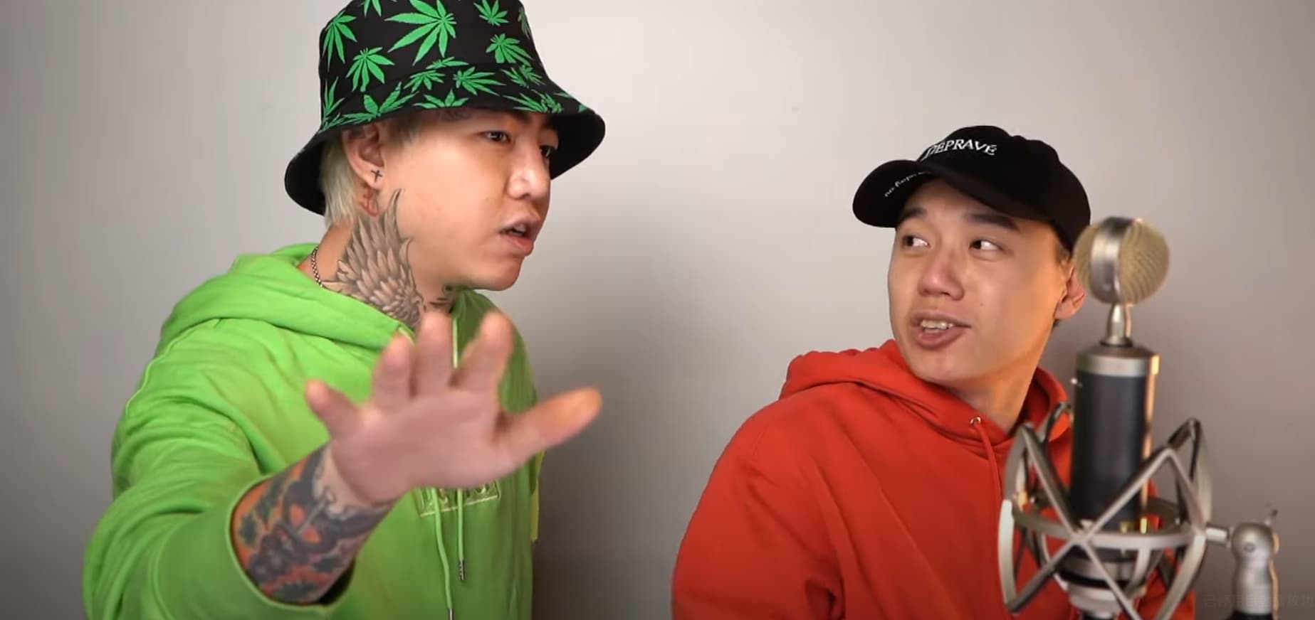 Toyz昨深夜突然現身謝和弦直播「麻椅上訴」,說明自己被羈押時的狀況,以及詐賭風波部分的事發經過。(翻攝自謝和弦 R-chord YT頻道)