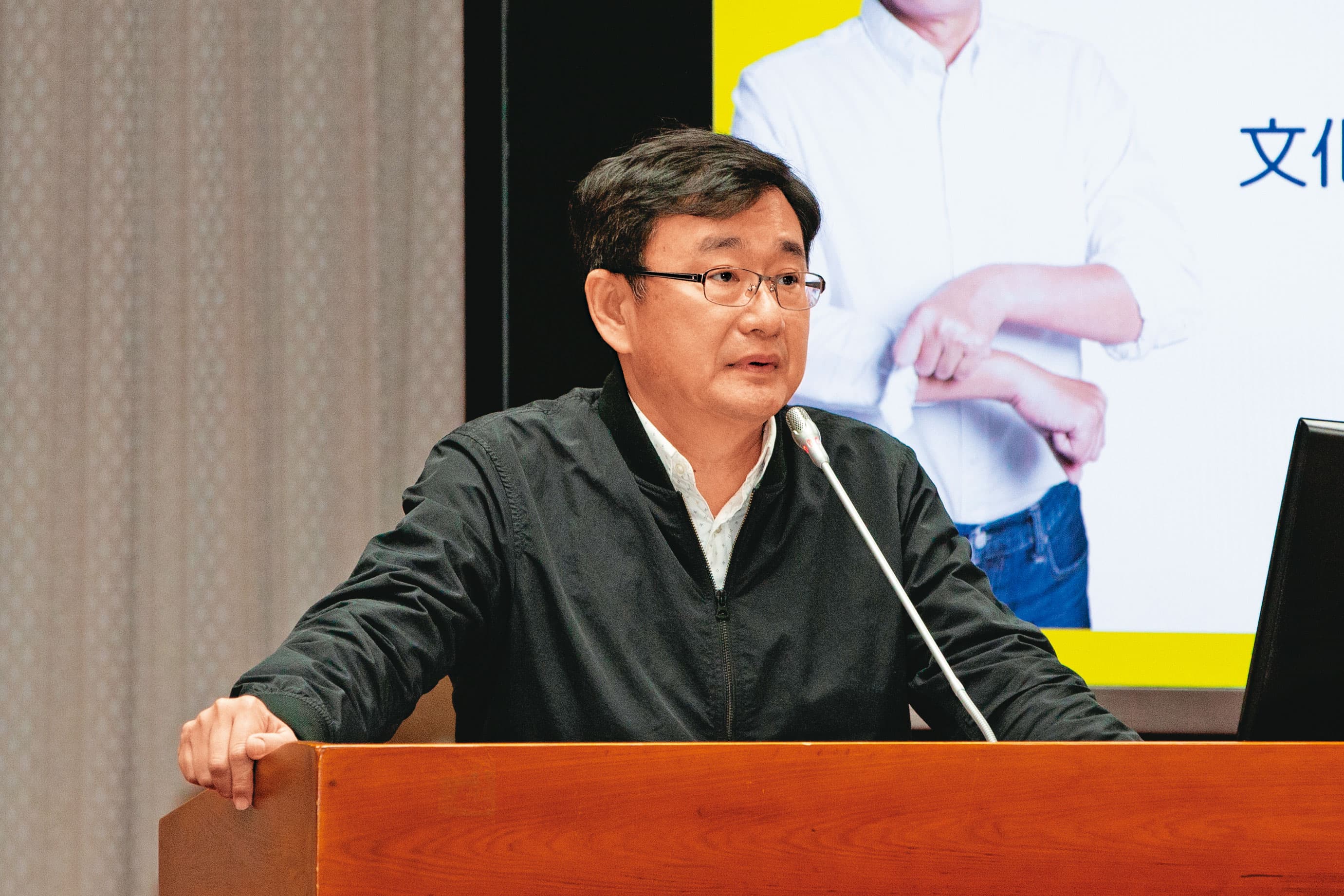 黃國書遭爆曾為情治單位線民後坦承不諱,已遭民進黨新潮流系除名,並宣布退出民進黨及立院黨團運作、立委屆滿後不再連任。