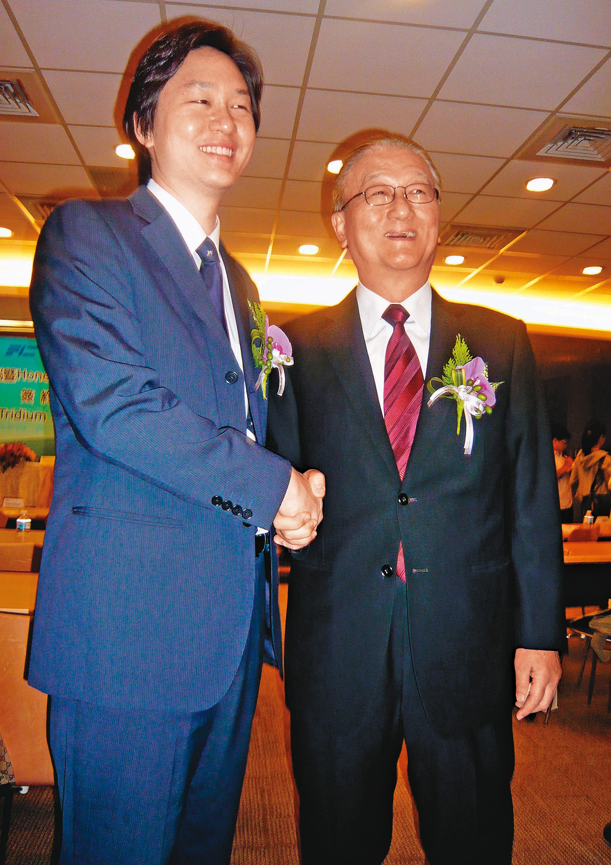 2008年，年僅28歲的簡民智（左）臨危受命，上火線接下父親簡明仁（右）的棒子。（中央社）
