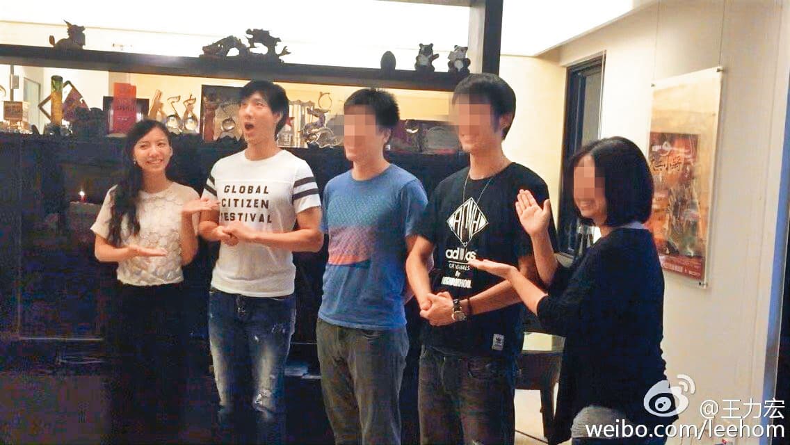 李靚蕾(左一)被翻出之前幫她口中的「陌生人」(右二)慶生,顯示2人之前相識,如今變成敵我之分。左二為王力宏。(翻攝自晴天來送傘寶微博)