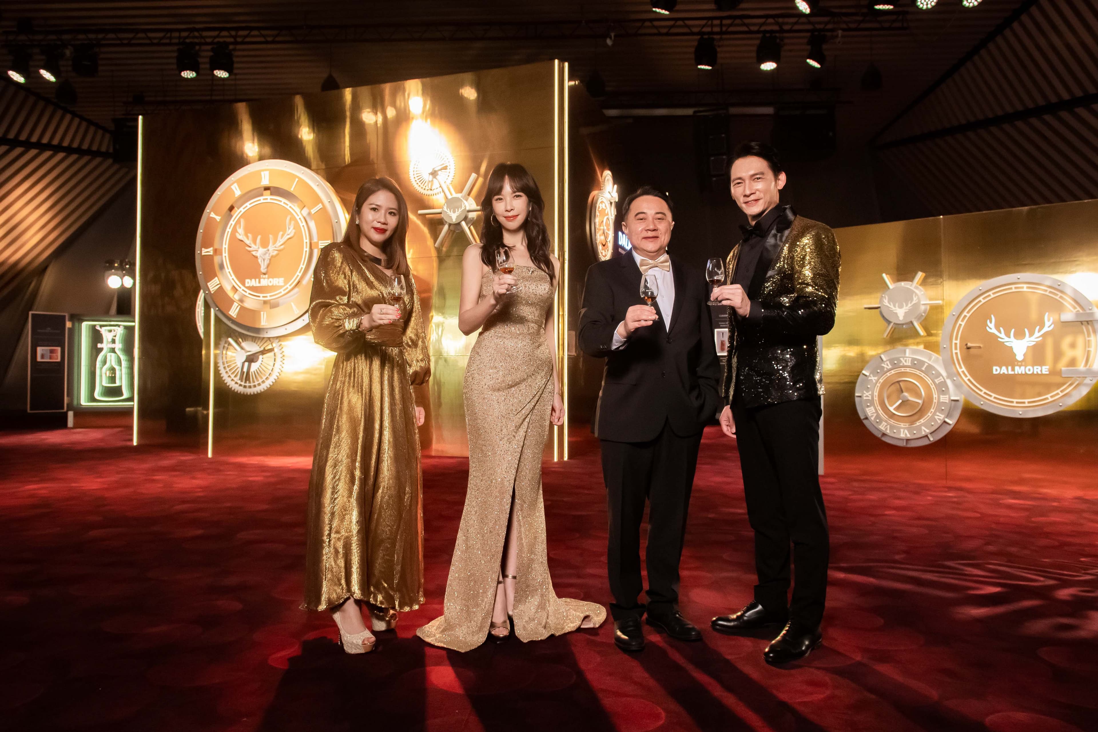 大摩威士忌每年在「尚格酒業」董事長奚大寧(右二)帶領下,銷售屢創佳績。(尚格酒業提供)