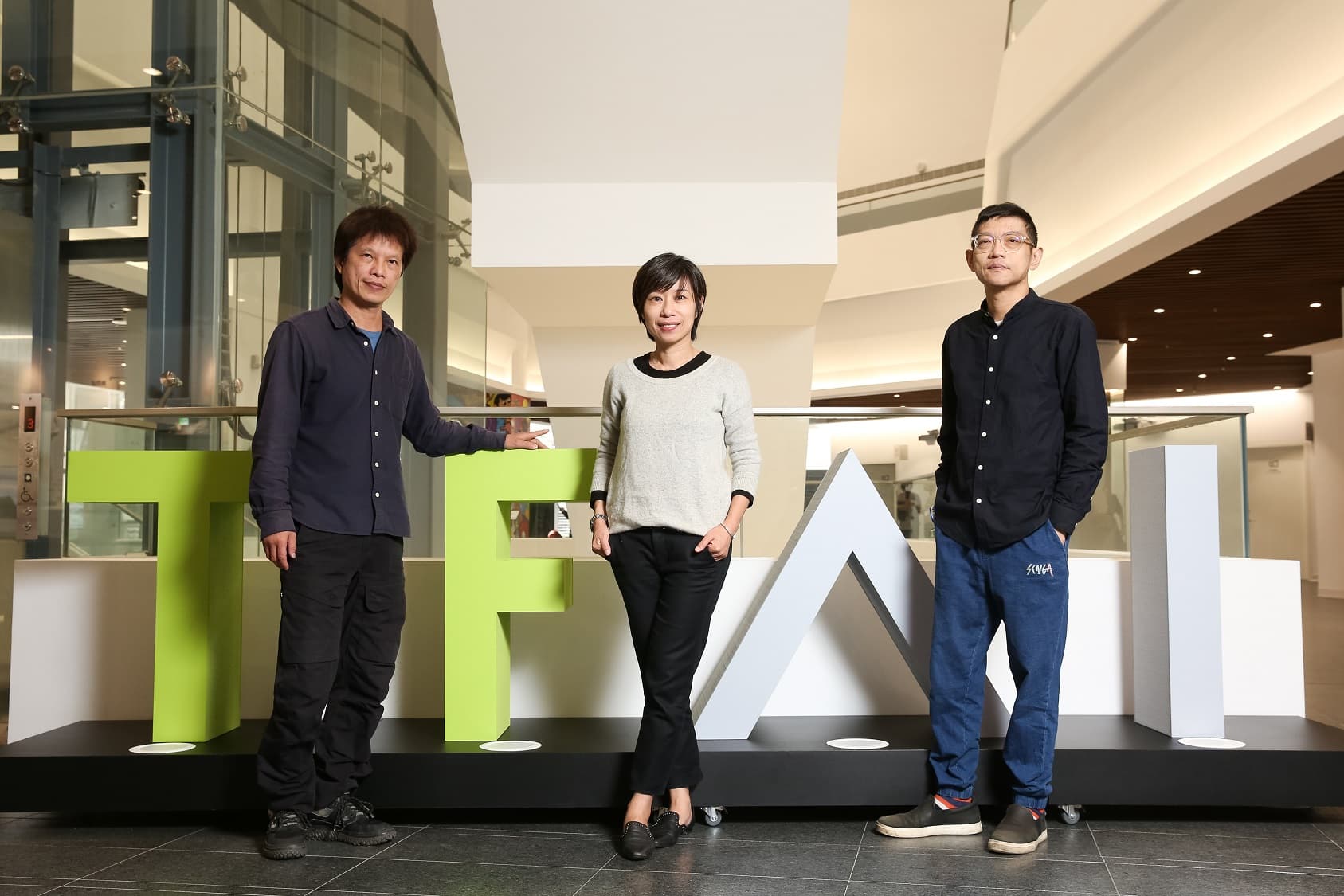 「島嶼江湖:武俠在台灣」影視聽特展開幕片《大俠胡金銓》導演林靖傑(左起)、國家影視聽中心執行長王君琦與策展人塗翔文。